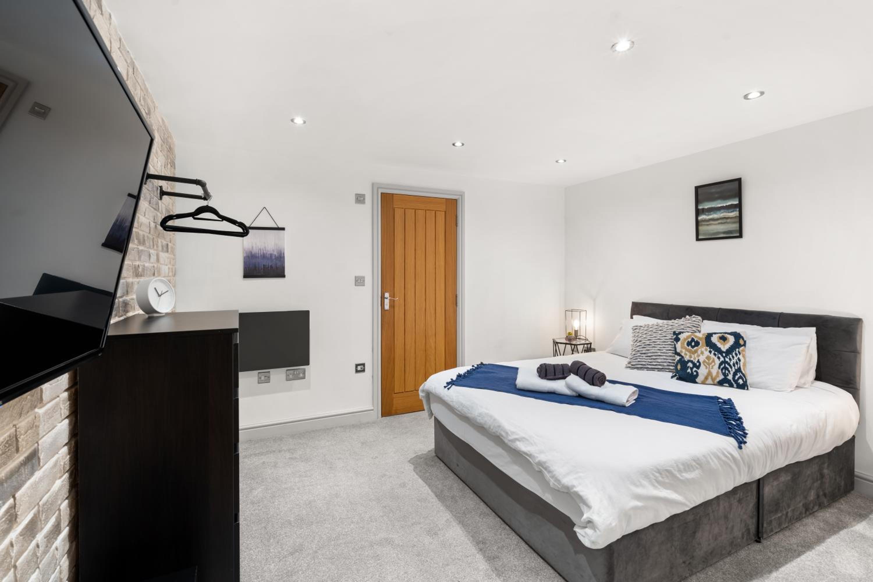 One-Bedroom Apartment - Photo 8