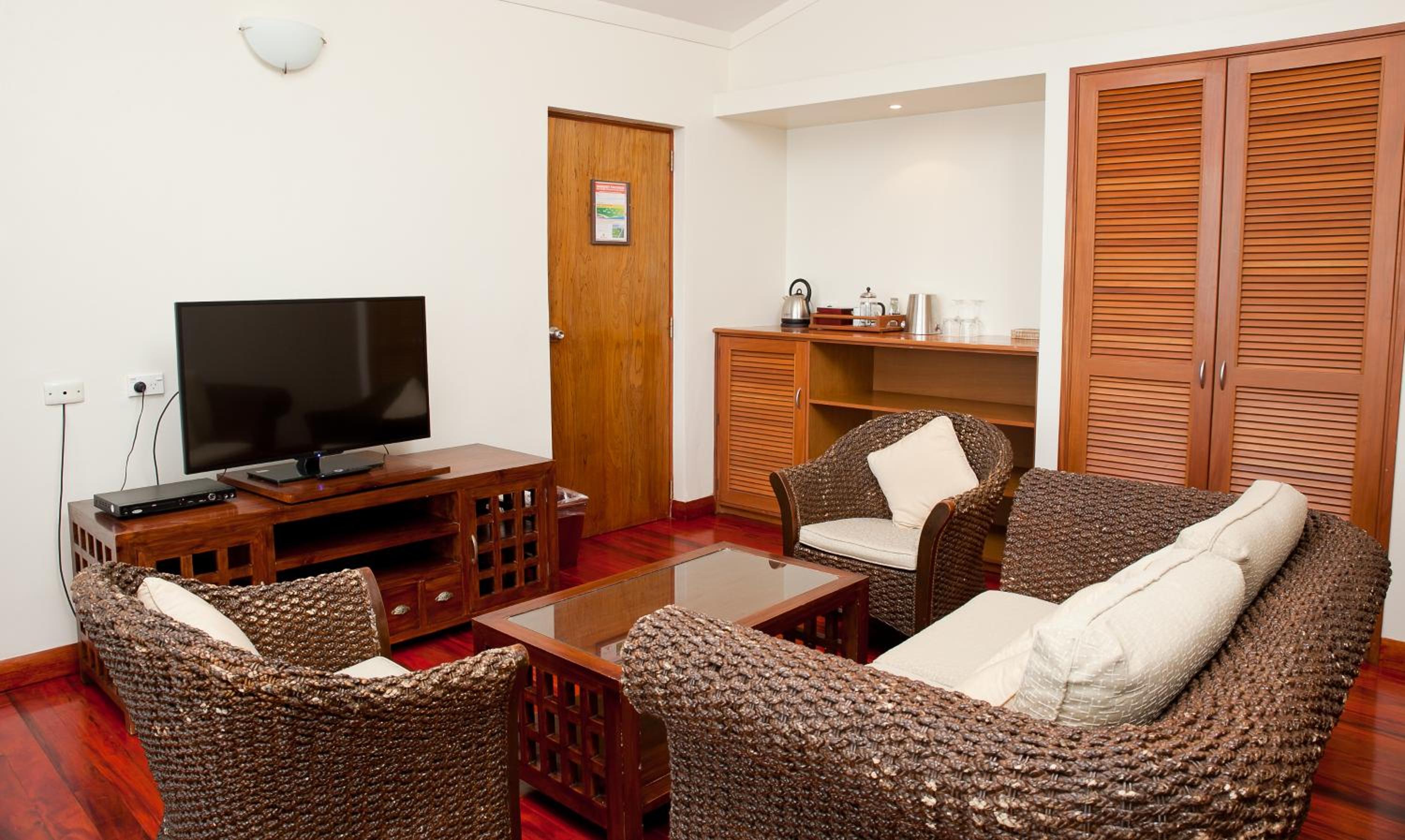 Deluxe King Suite with Ocean View photo 2