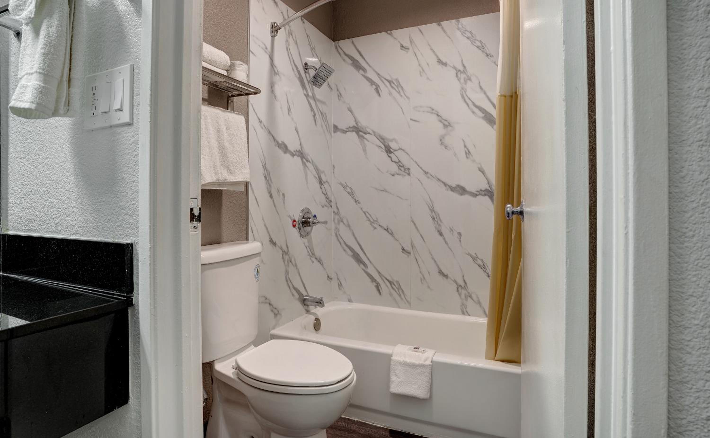 Deluxe Queen Room with Two Queen Beds photo 3