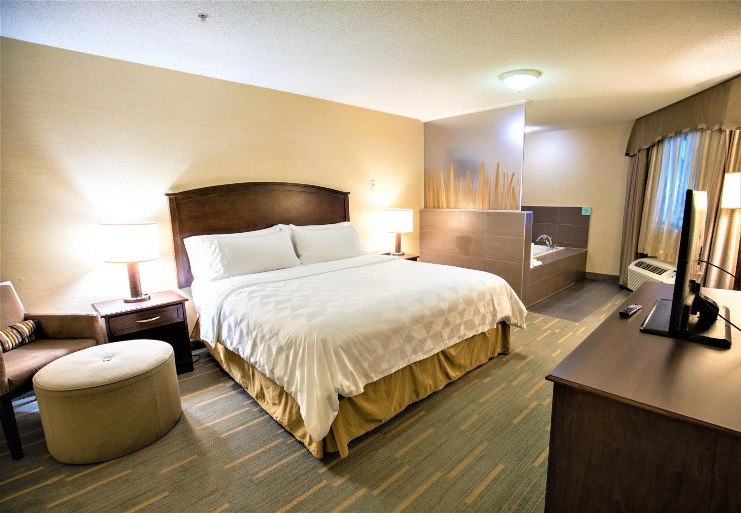 King Suite with Sofa Bed and Jetted Tub - Pool View - Photo 1