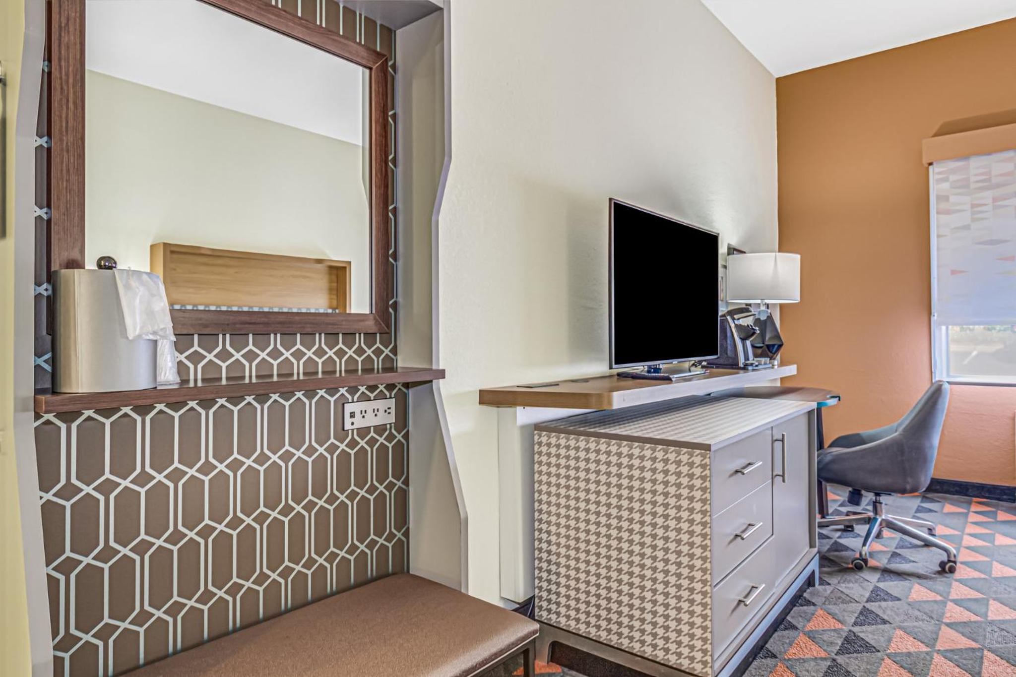 Standard Room with Two Queen Beds - Photo 7