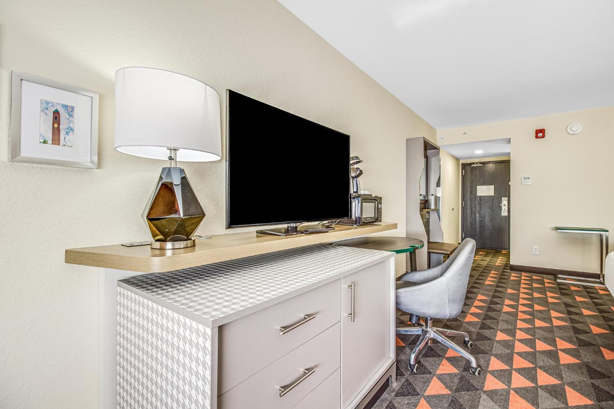 Premium Queen Room with Two Queen Beds - Photo 7
