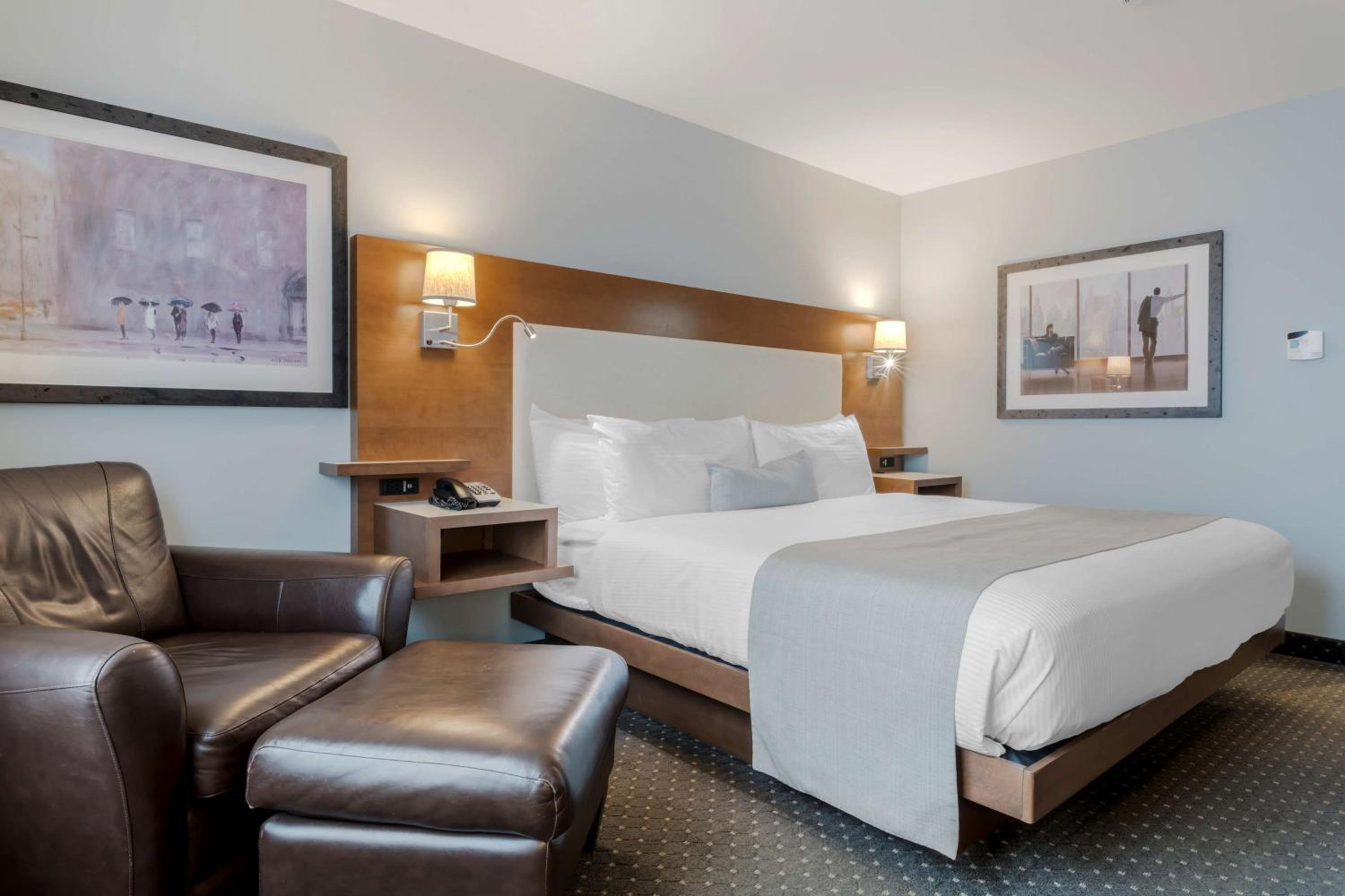 Queen Room with Roll-In Shower - Mobility Access