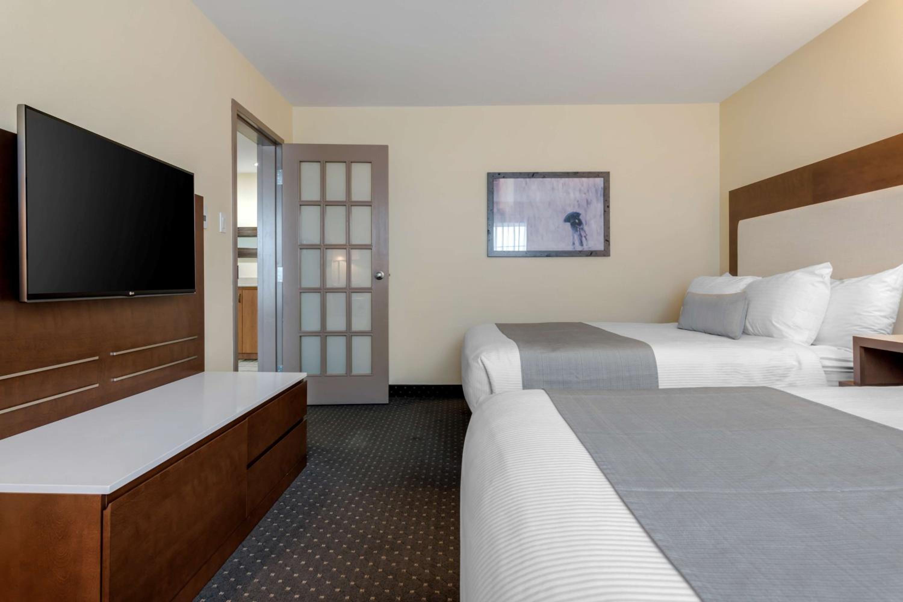 Queen Suite with Two Queen Beds and Sofa Bed - Non-Smoking