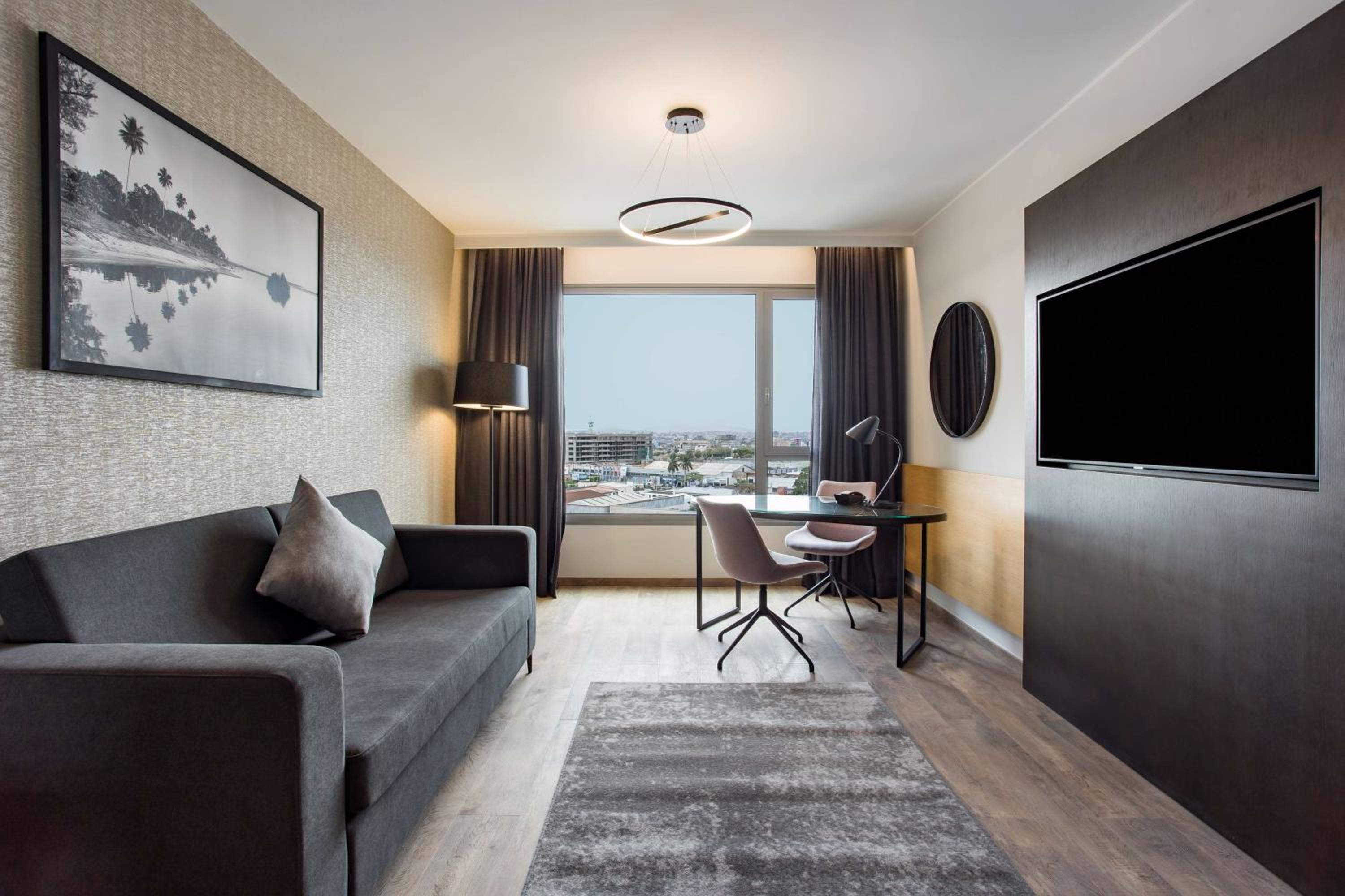 Suite - Photo 1