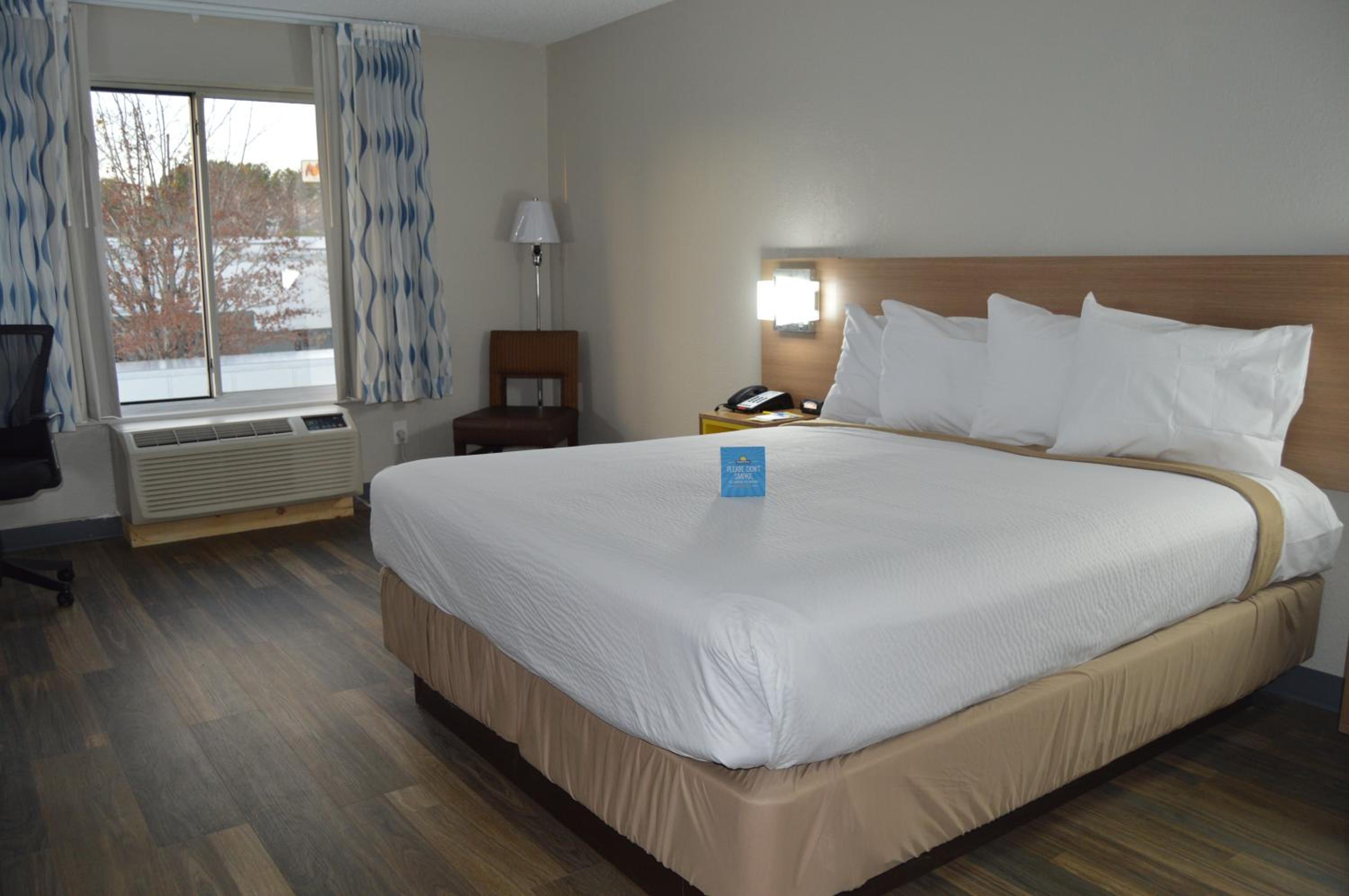King Room - Non-Smoking - Photo 1