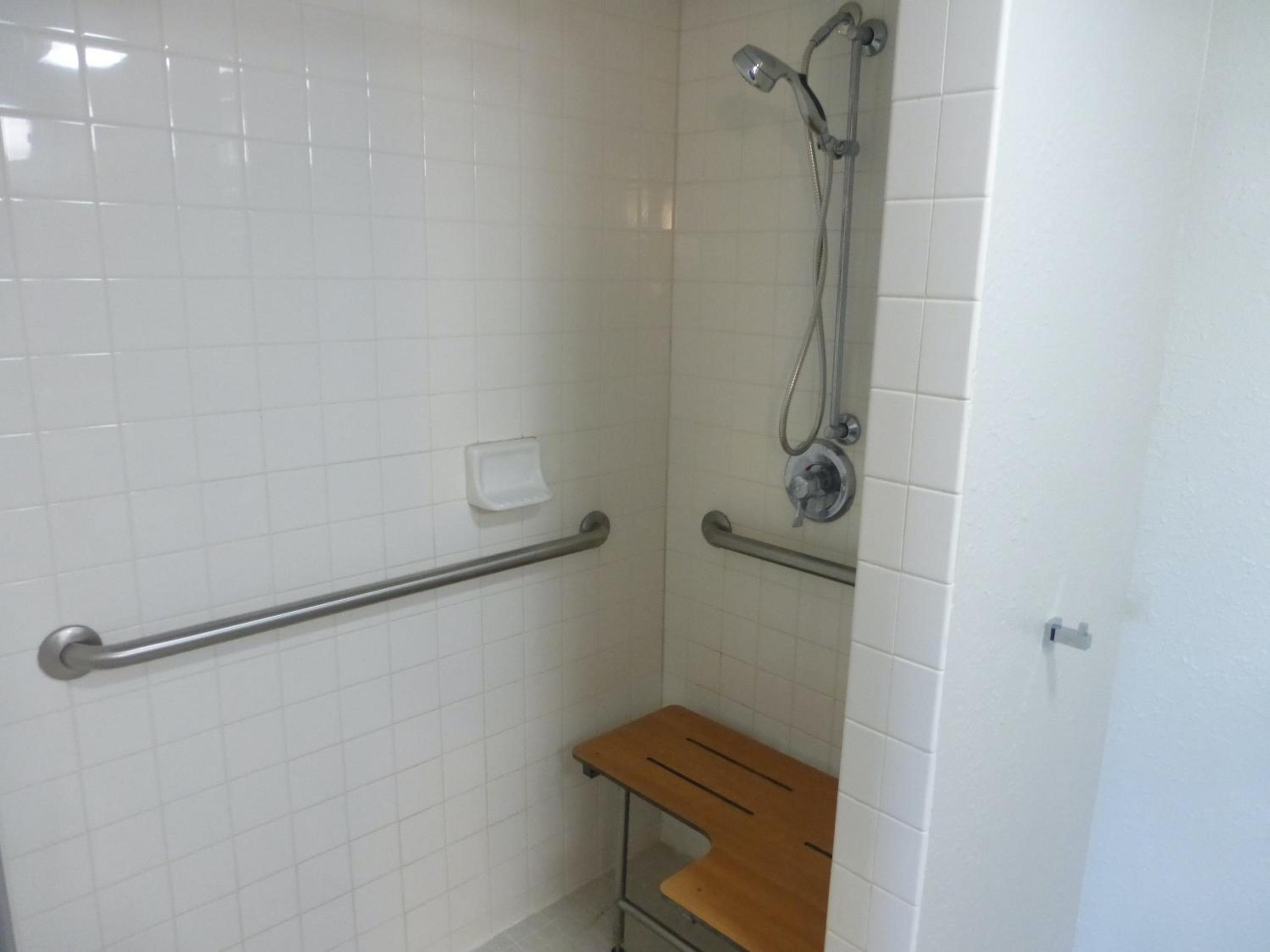 Deluxe King Room Disability Access Roll-In Shower Non-Smoking photo 2