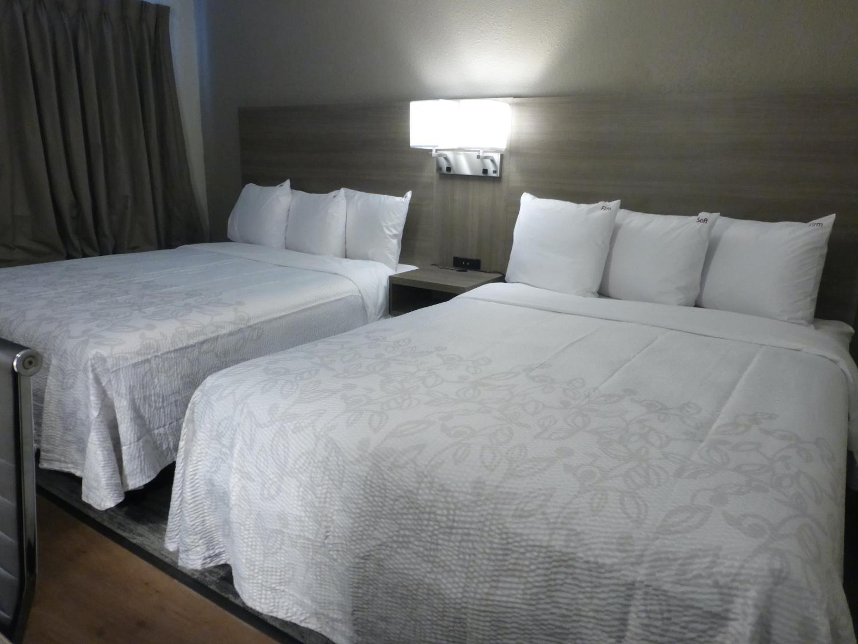 Deluxe Room with Two Queen Beds Non-Smoking photo 1