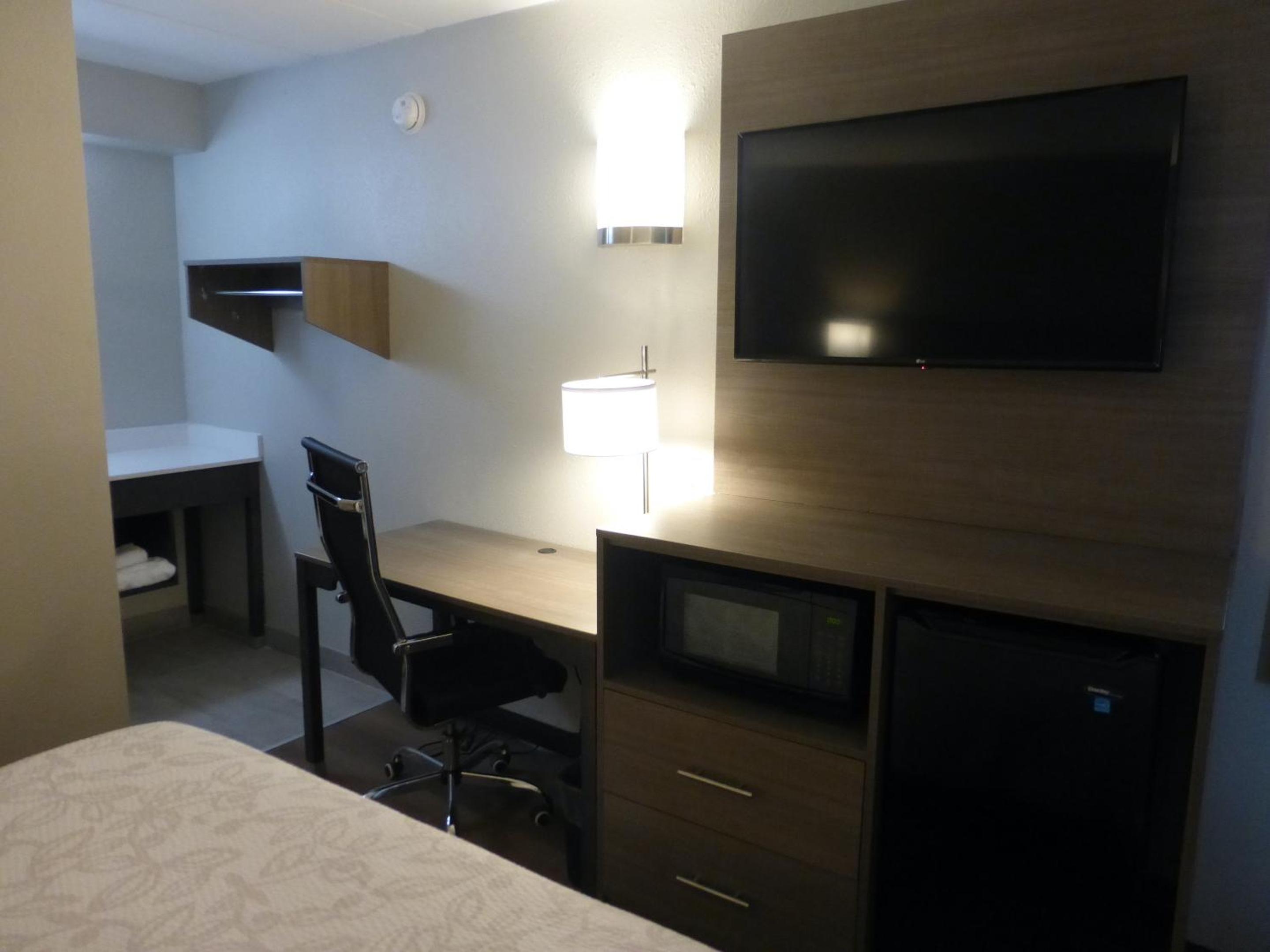 Deluxe Room with Two Queen Beds Non-Smoking photo 2