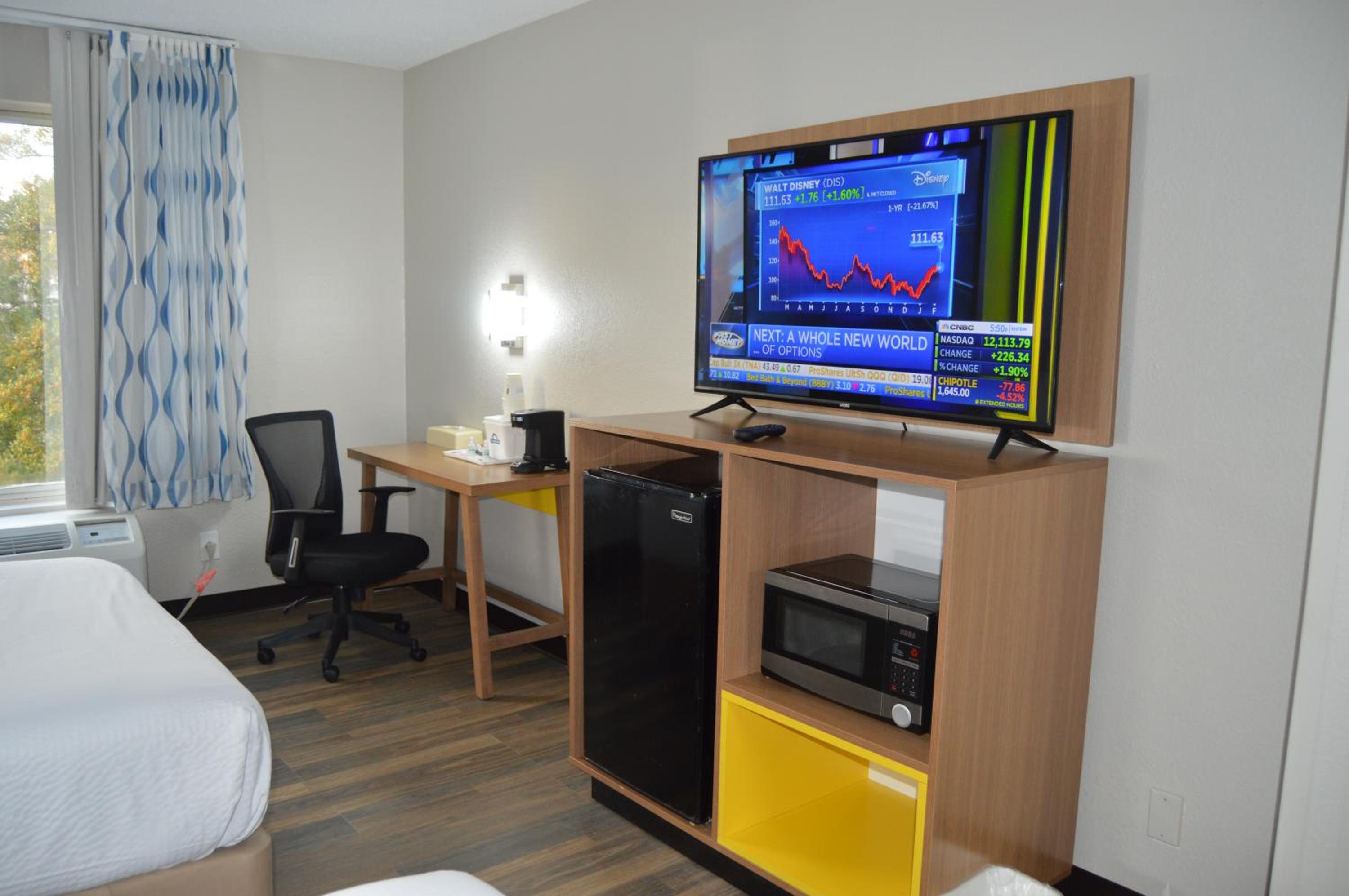King Room - Non-Smoking - Photo 4