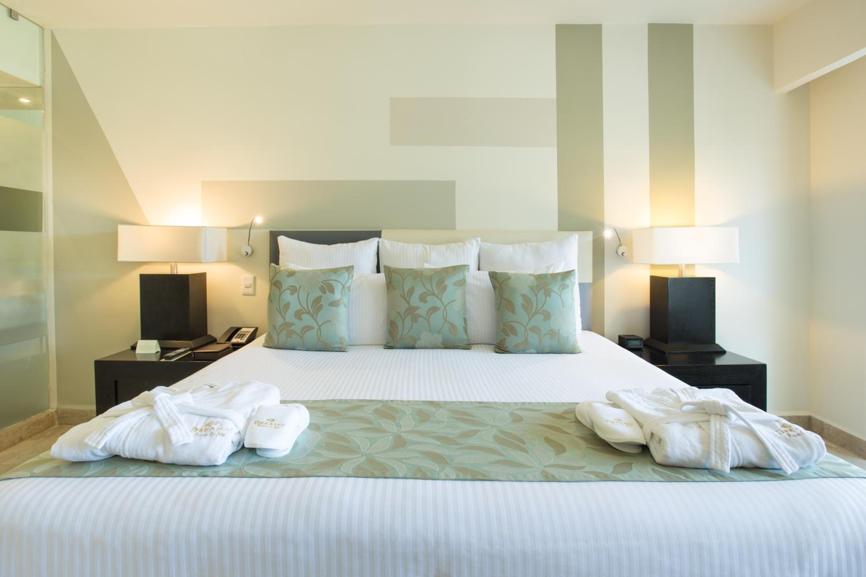 Chambre Lit King-Size - Vue Partielle sur Océan