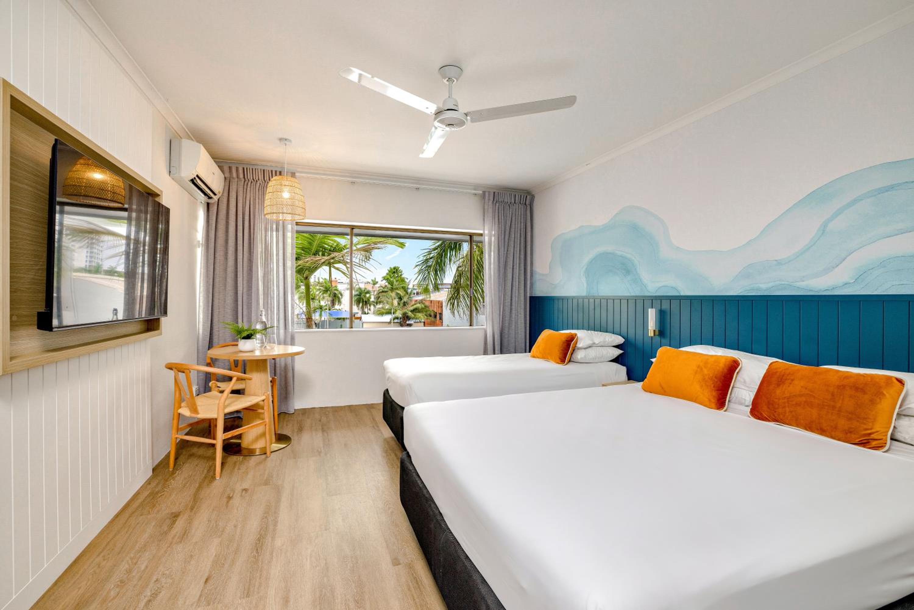 Standard Twin Room with 1 Queen and 1 Single Bed - Photo 4
