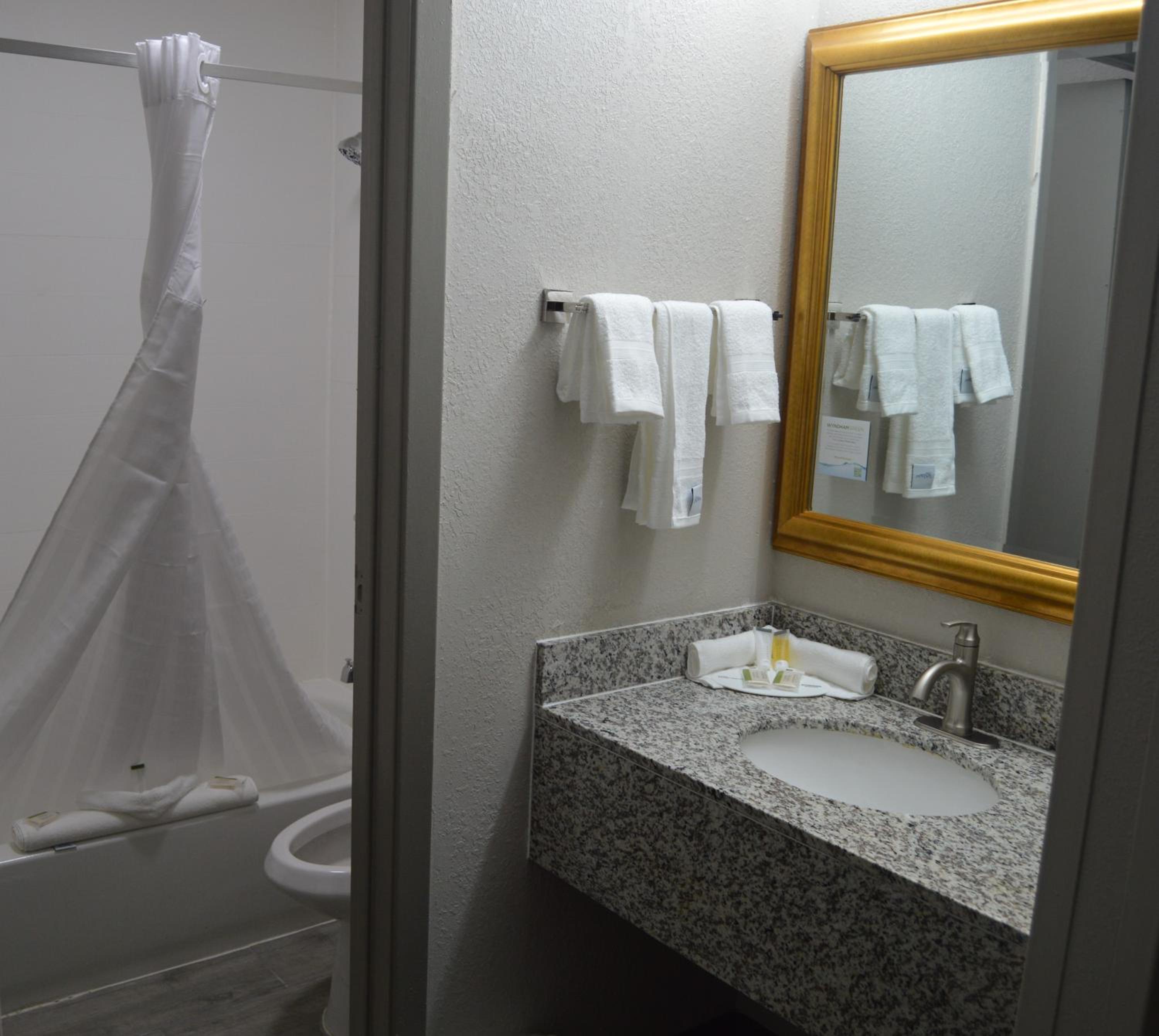 King Room - Non-Smoking - Photo 3