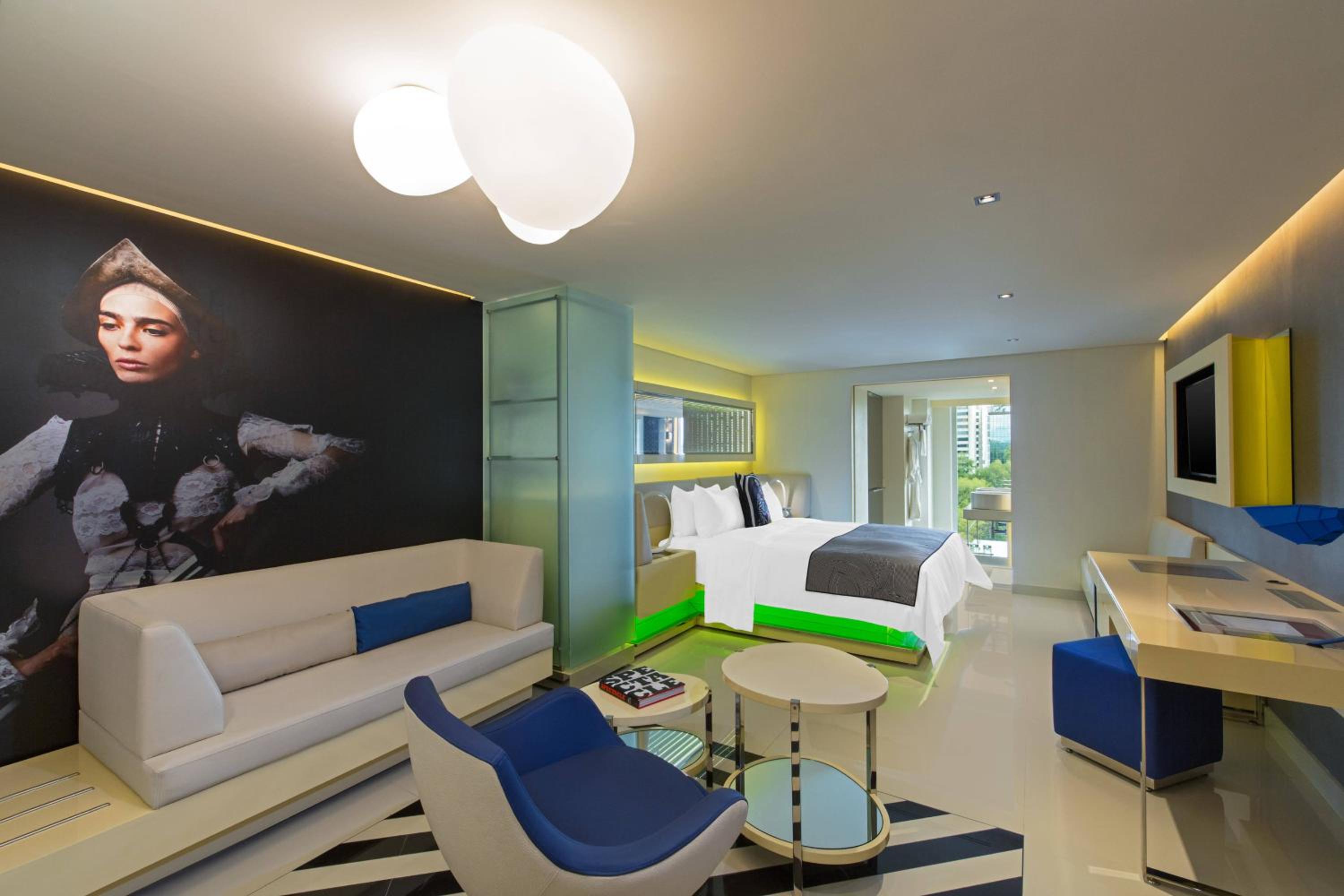 Deluxe King Room with Partial City View photo 1