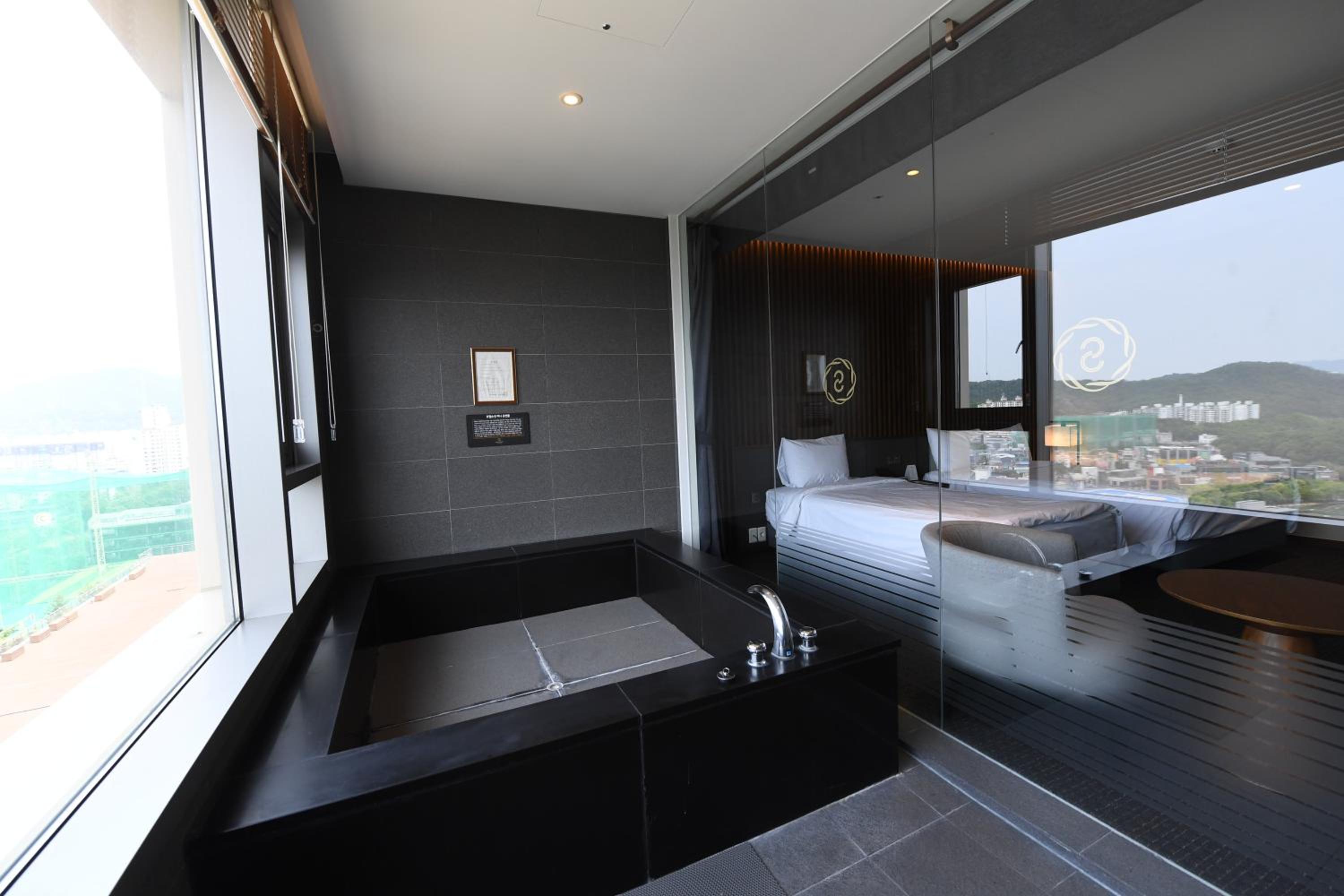 Junior Pool Suite Twin Room with City View photo 3