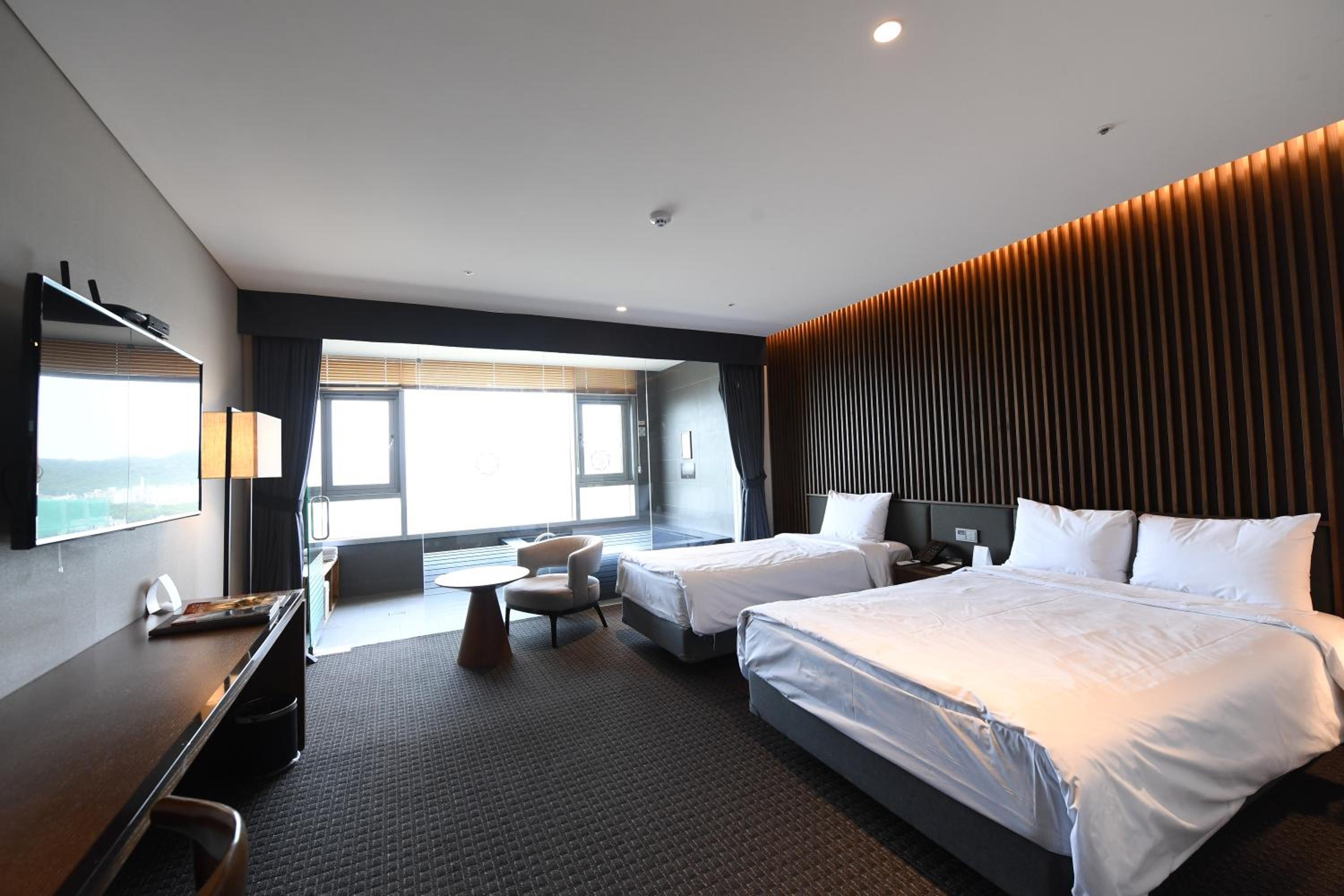 Junior Pool Suite Twin Room with City View