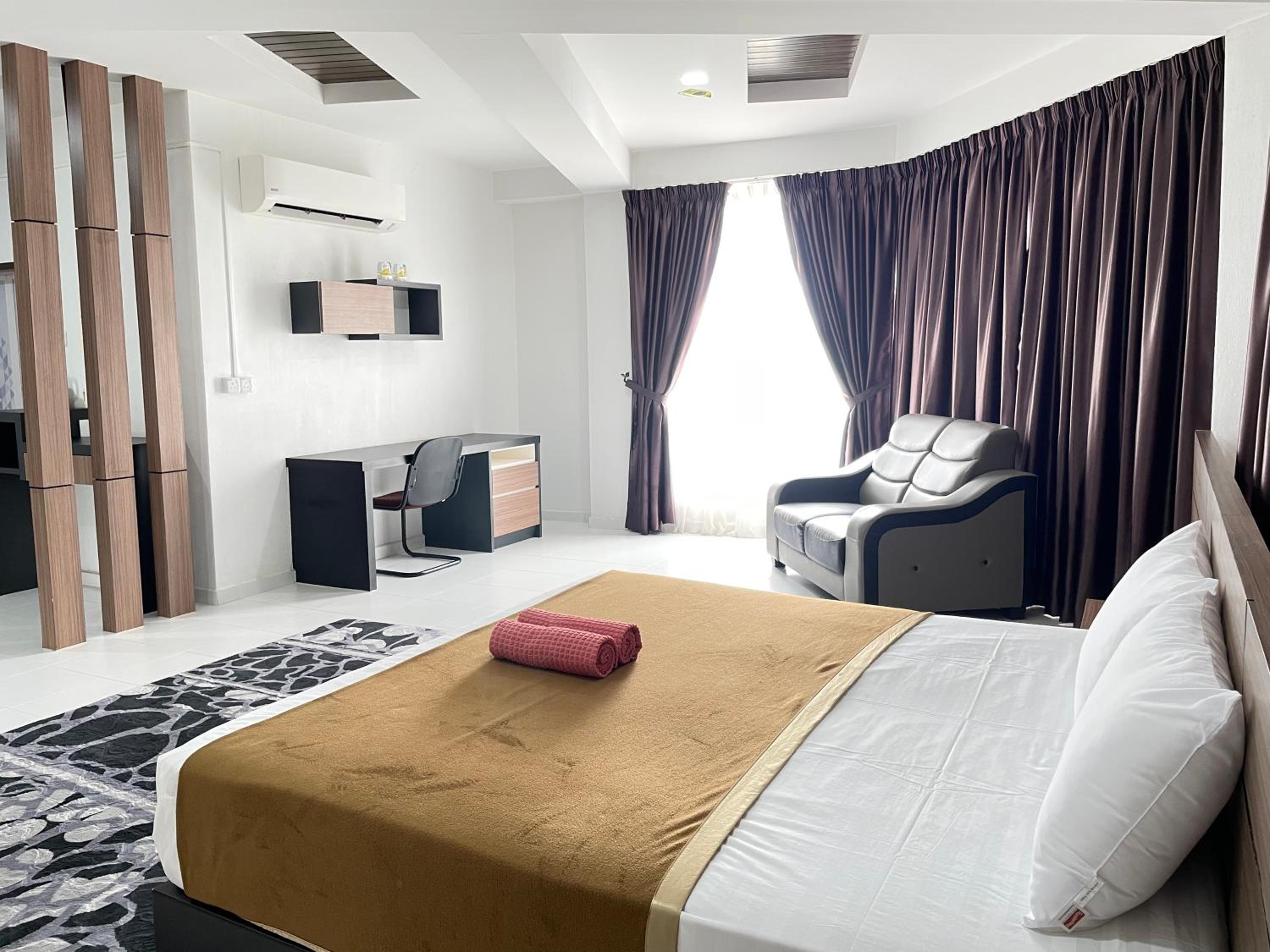 Deluxe King Room - Photo 4