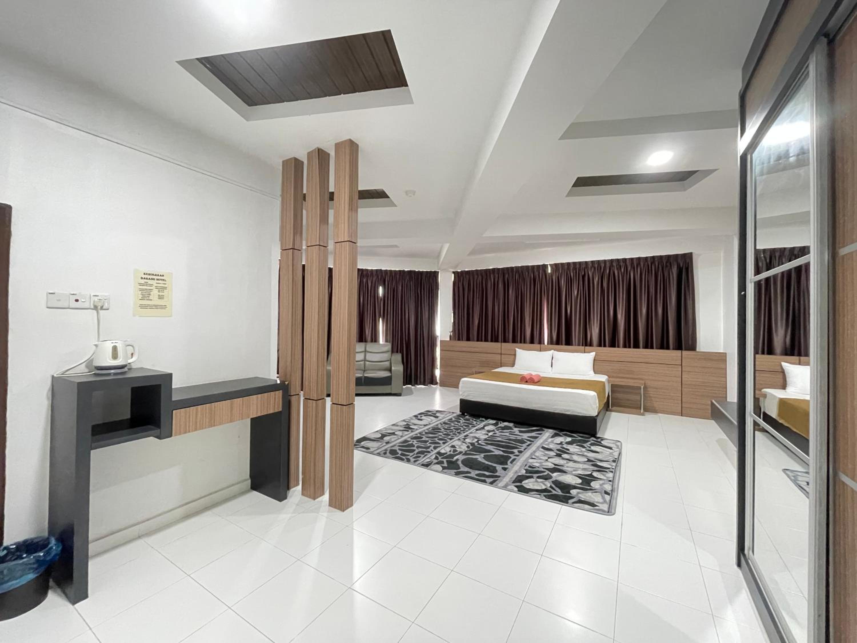 Deluxe King Room - Photo 5