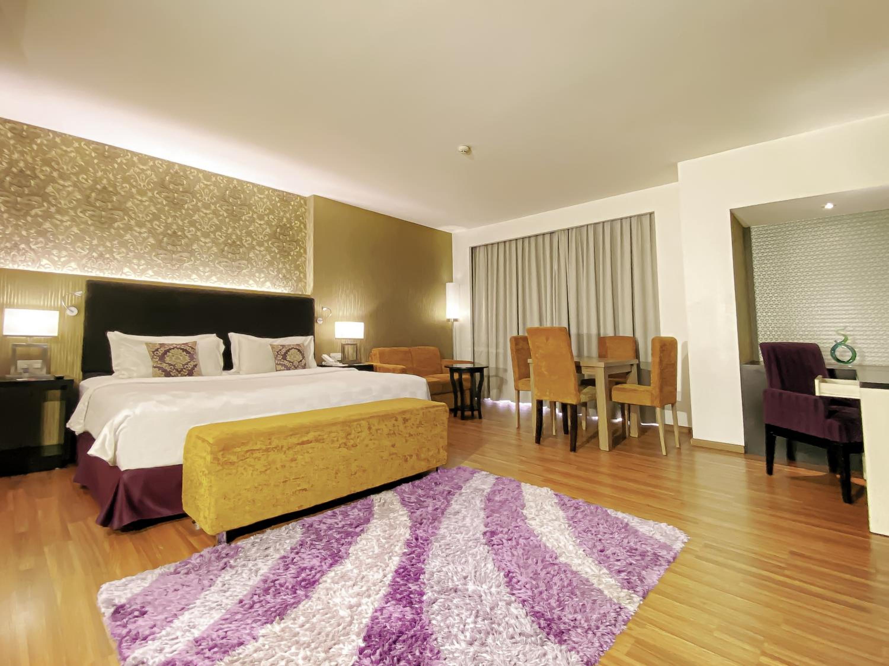 Junior Suite with Pool View - Photo 1