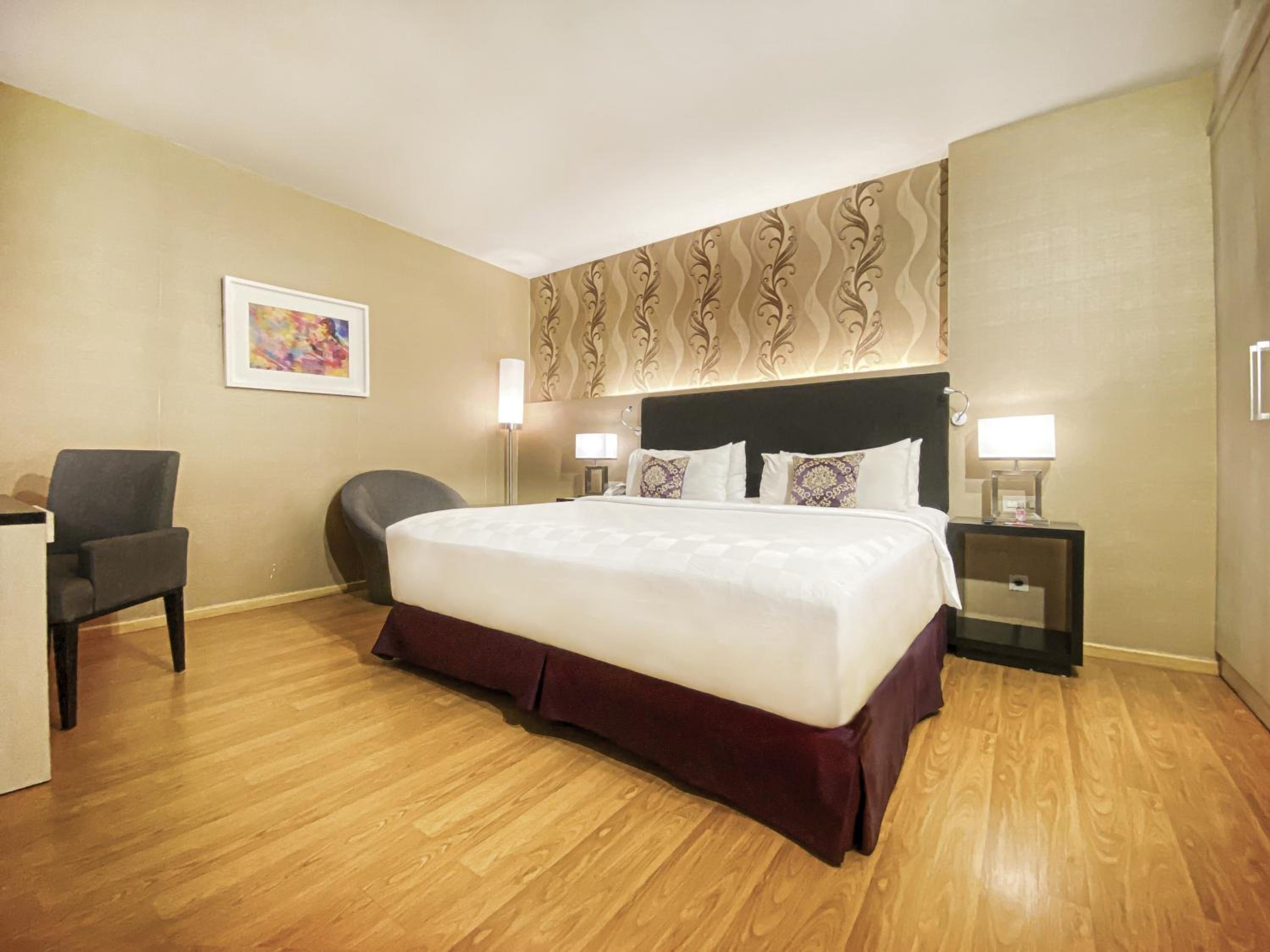 King Suite with Pool View - Photo 5