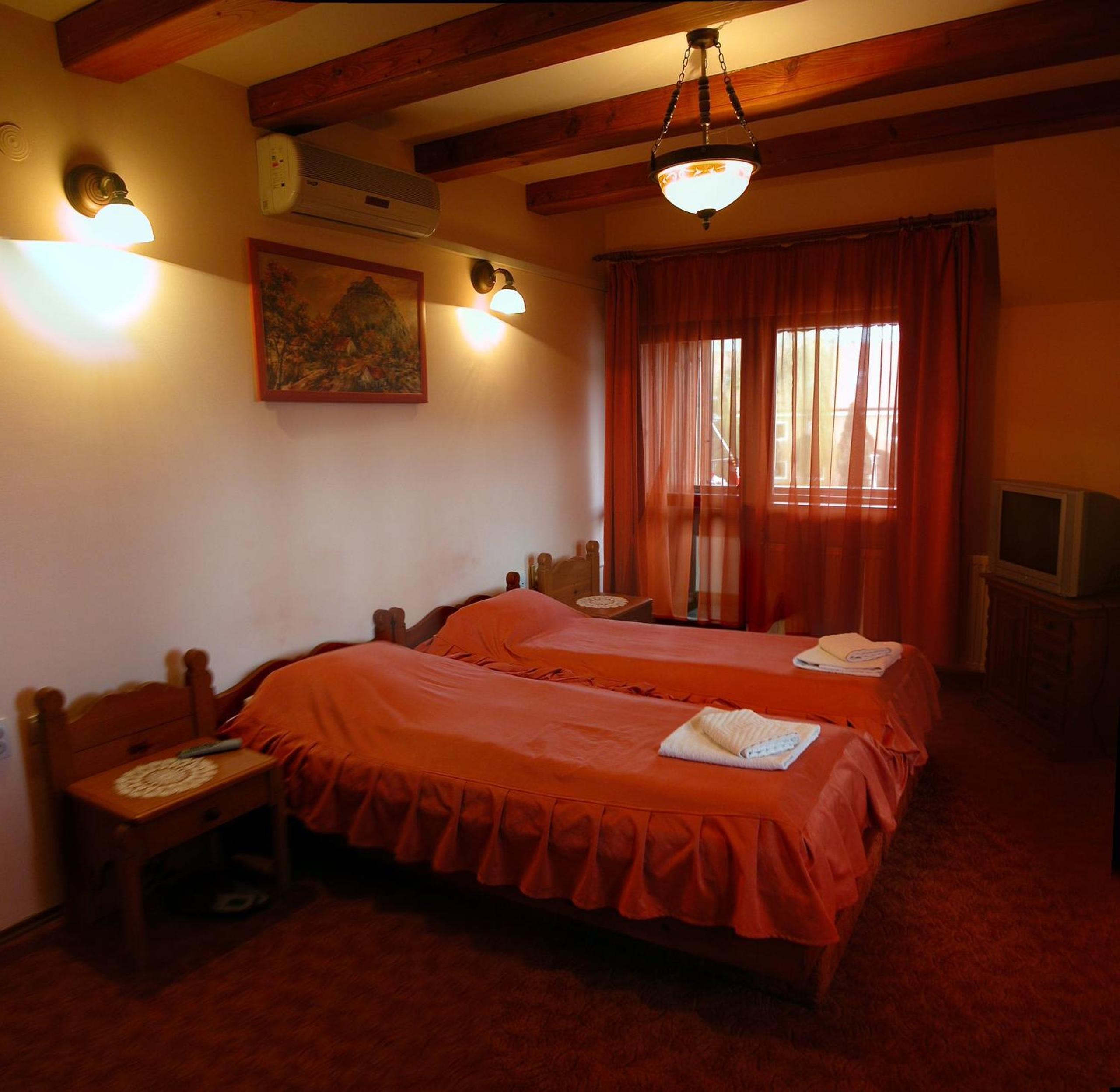 Twin Room with City View - Photo 2
