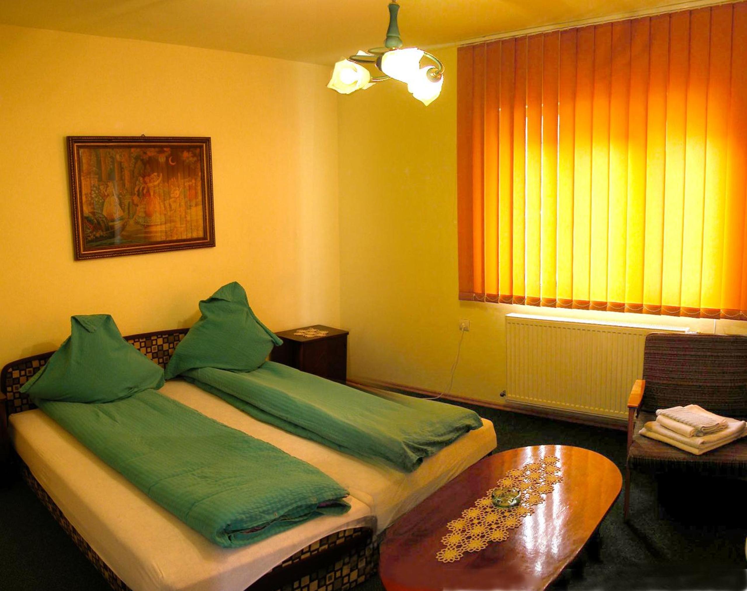 Twin Room with City View - Photo 3