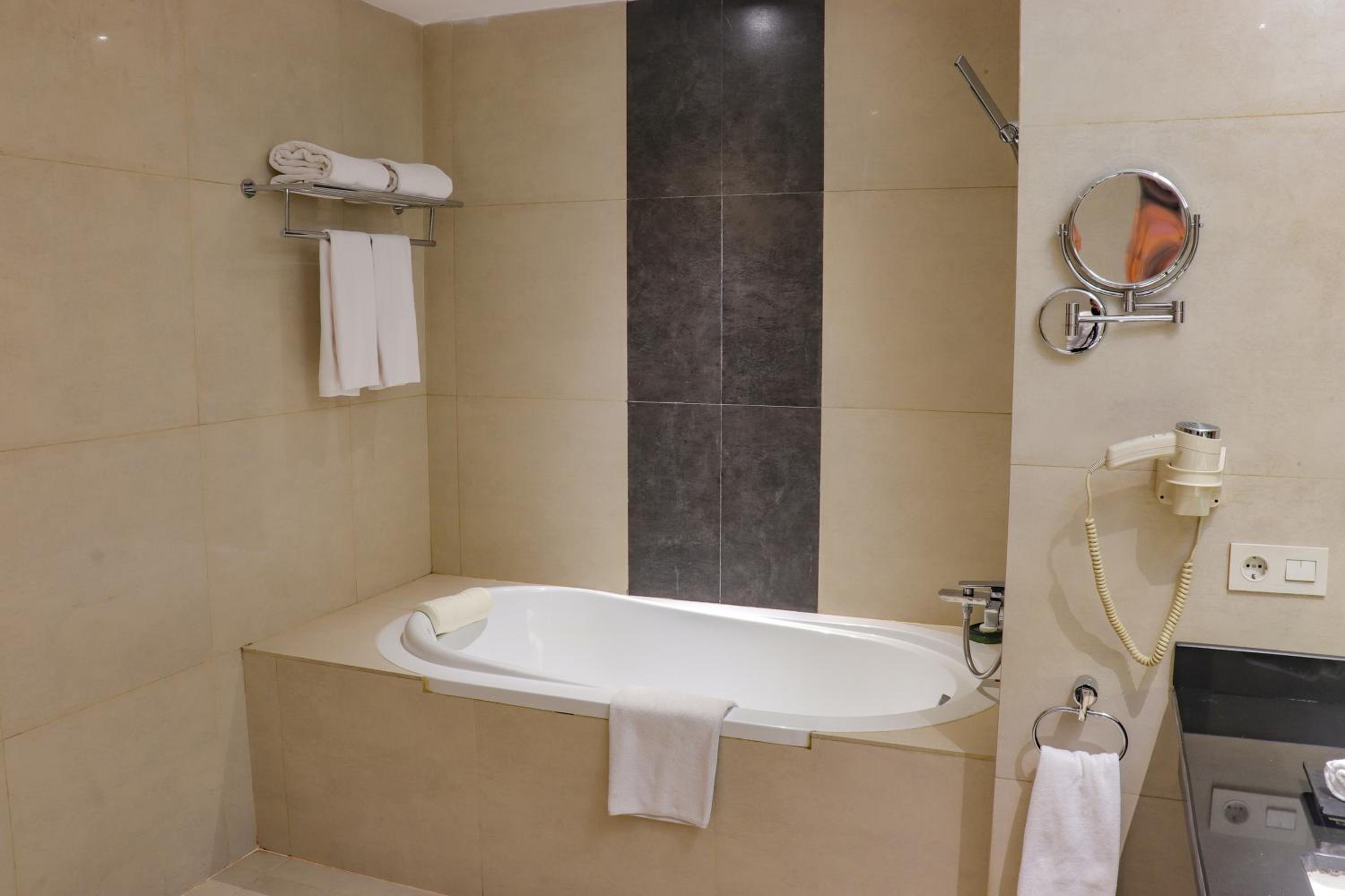 Junior Suite with Pool View - Photo 2