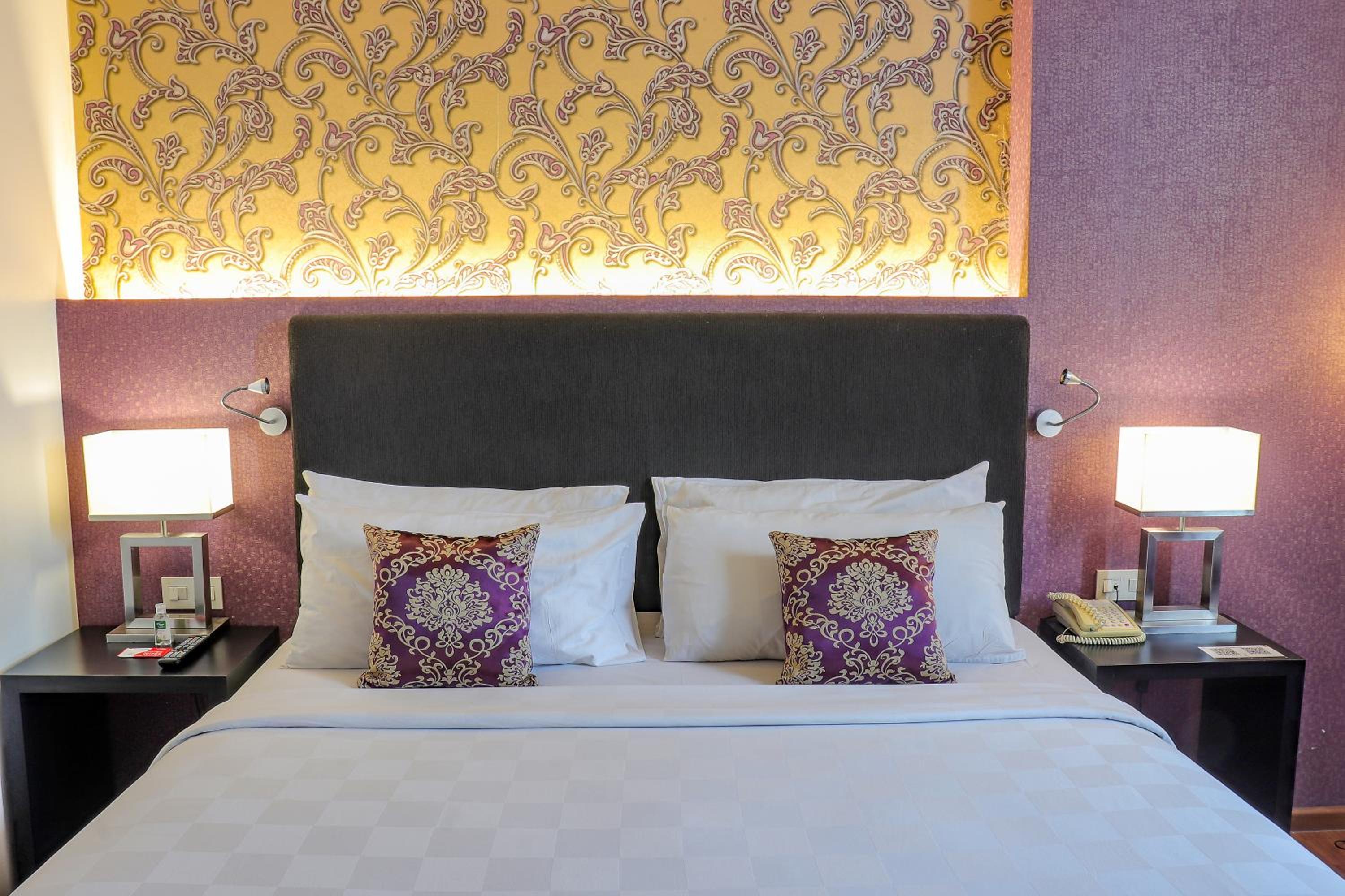 Junior Suite with Pool View - Photo 3