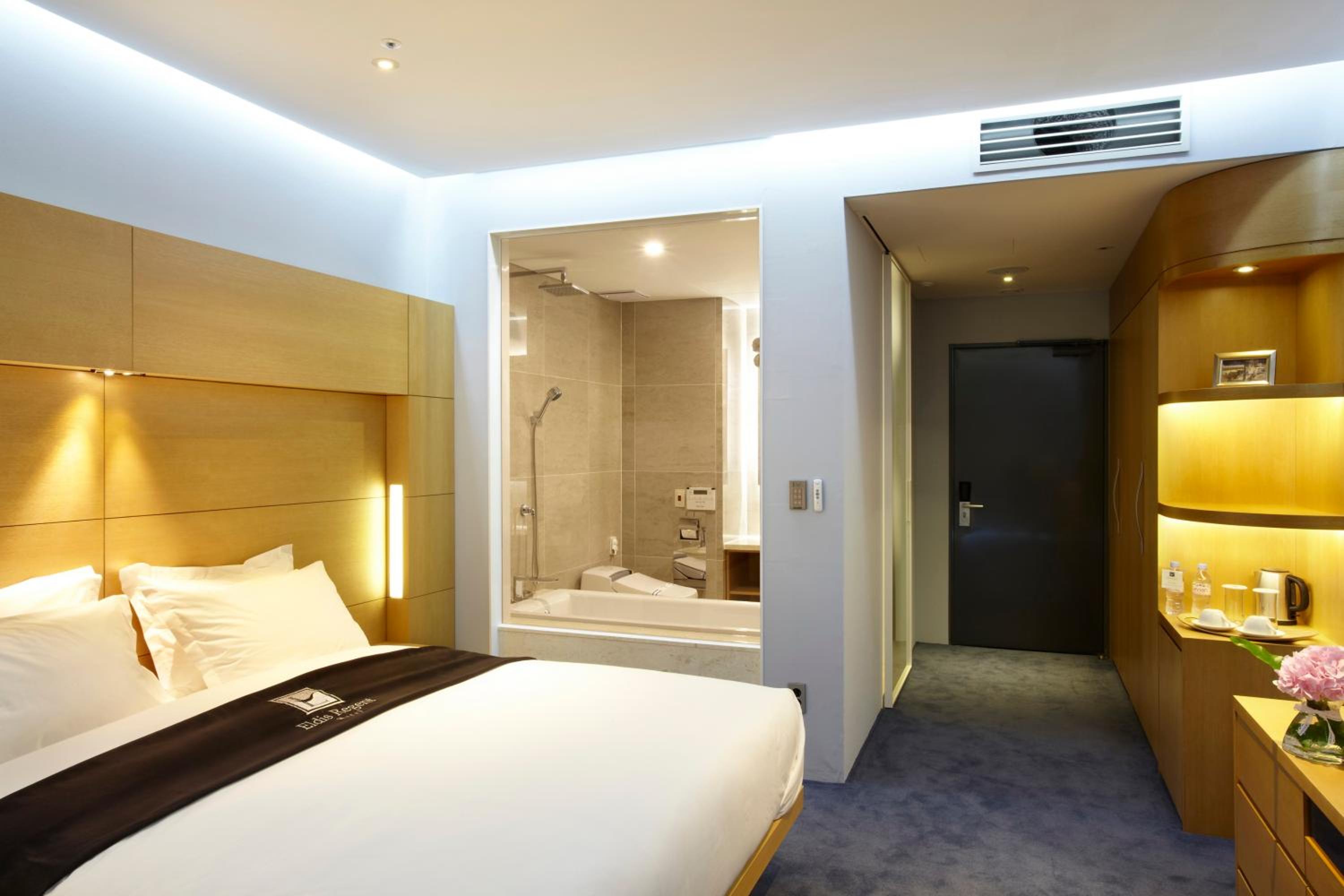 Deluxe Double Room with Bath photo 3