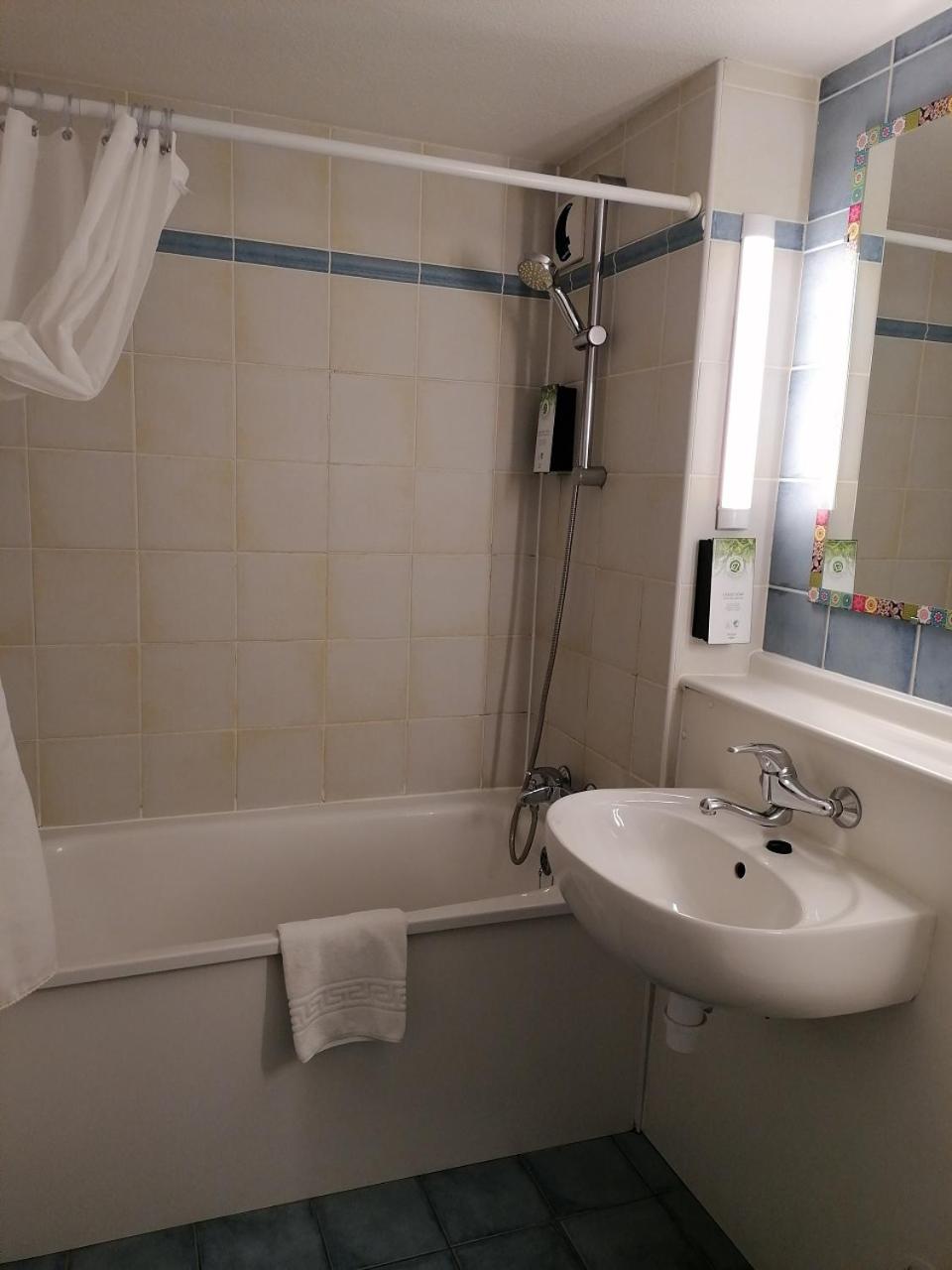 Triple Room (2 Single Beds + 1 Junior Bed) - Photo 3