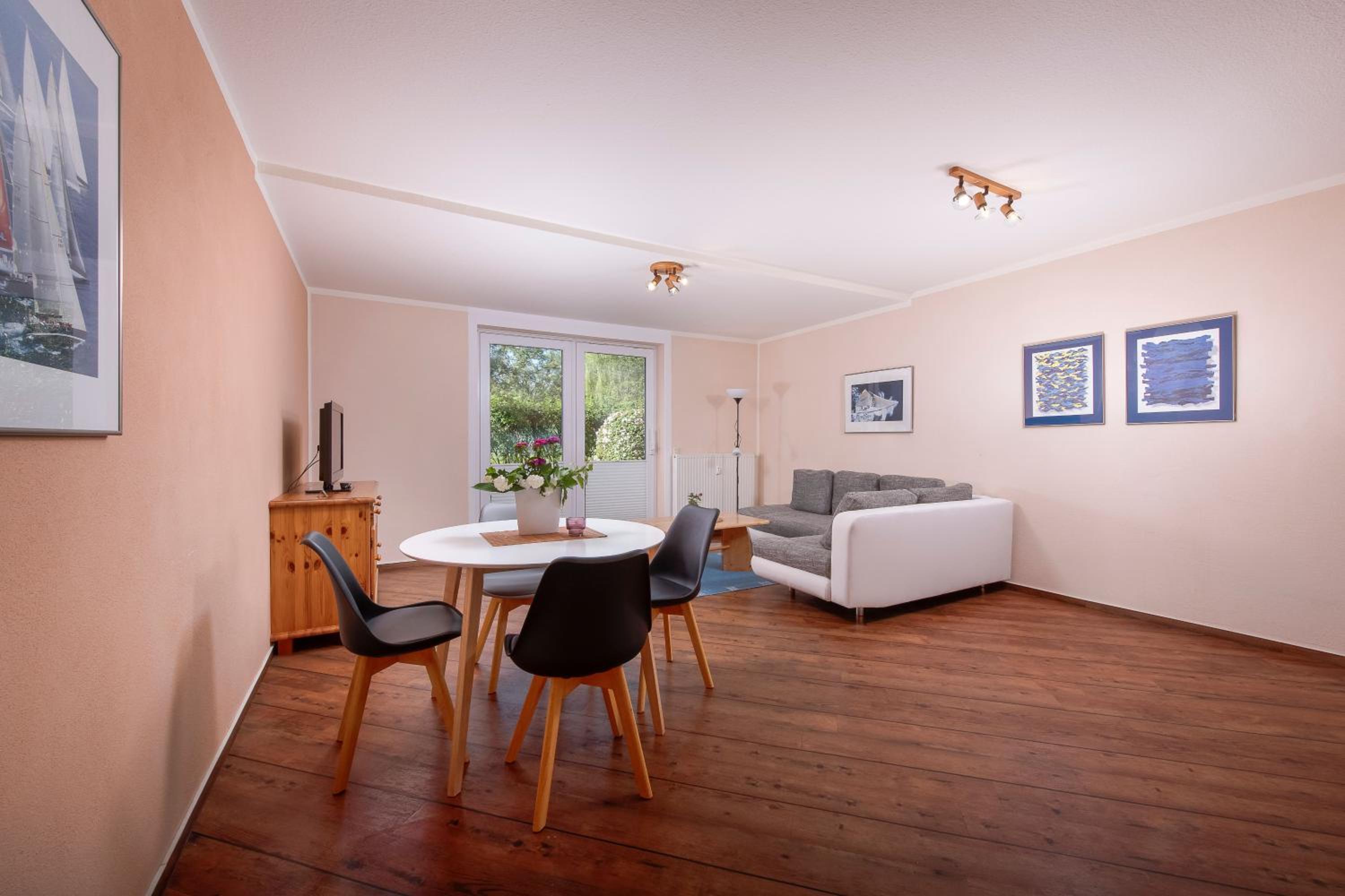 One-Bedroom Apartment with Lake View photo 1
