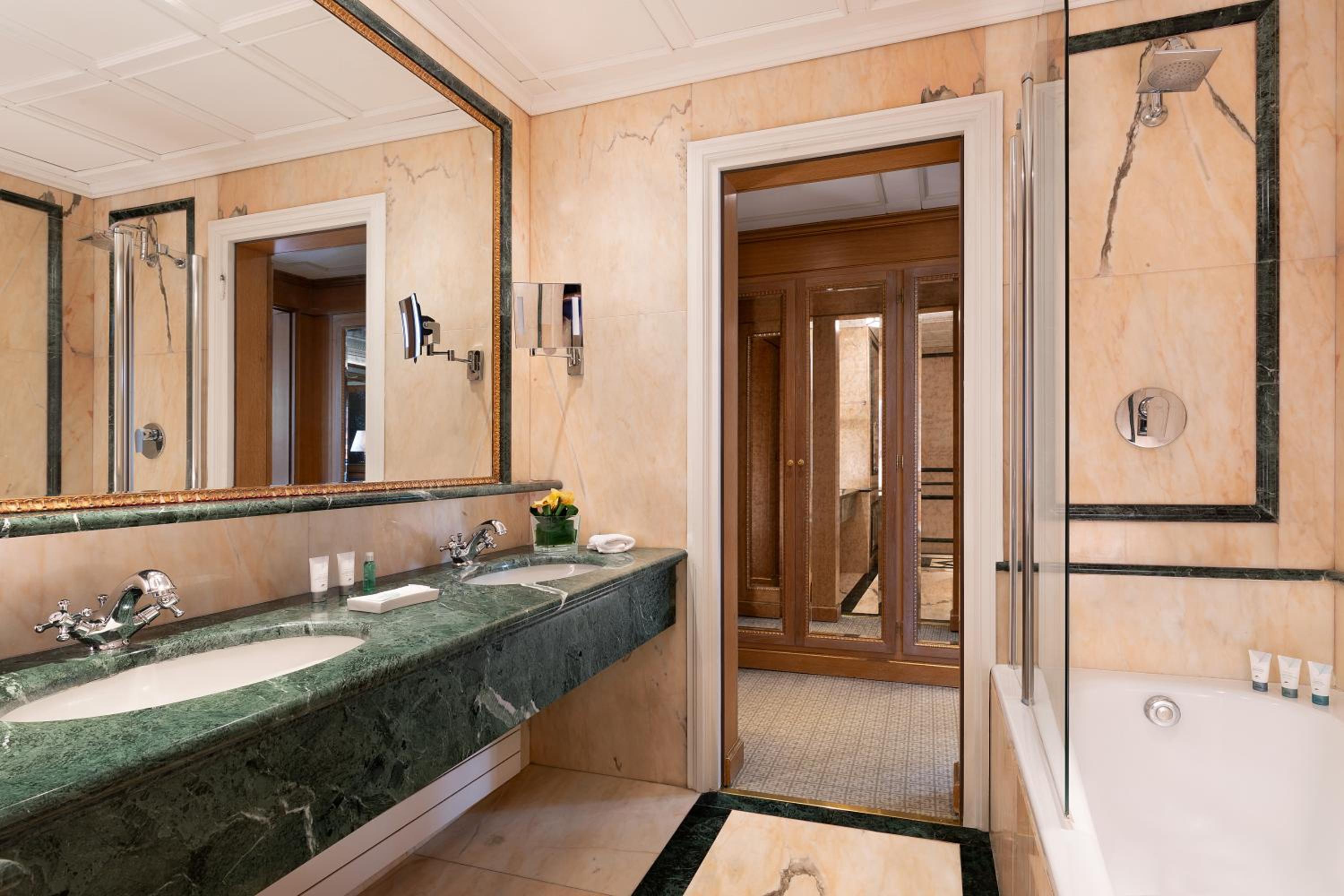 Executive Suite, 1 Bedroom Executive Suite thumbnail 5