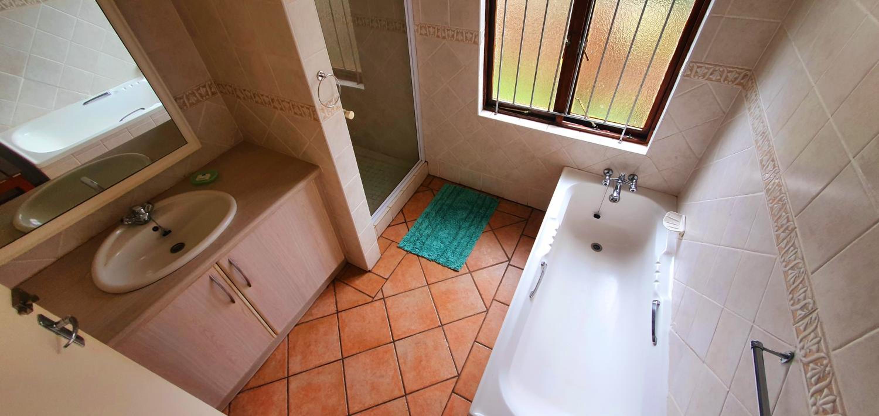 Five-Bedroom House photo 2