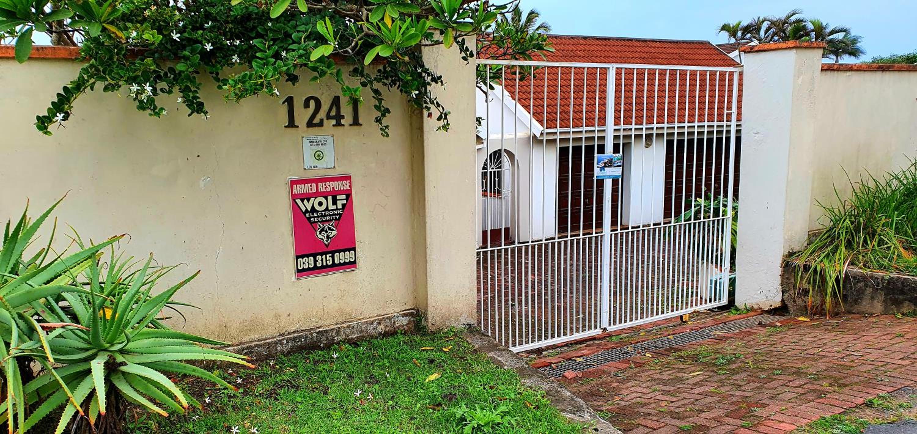 Five-Bedroom House photo 3