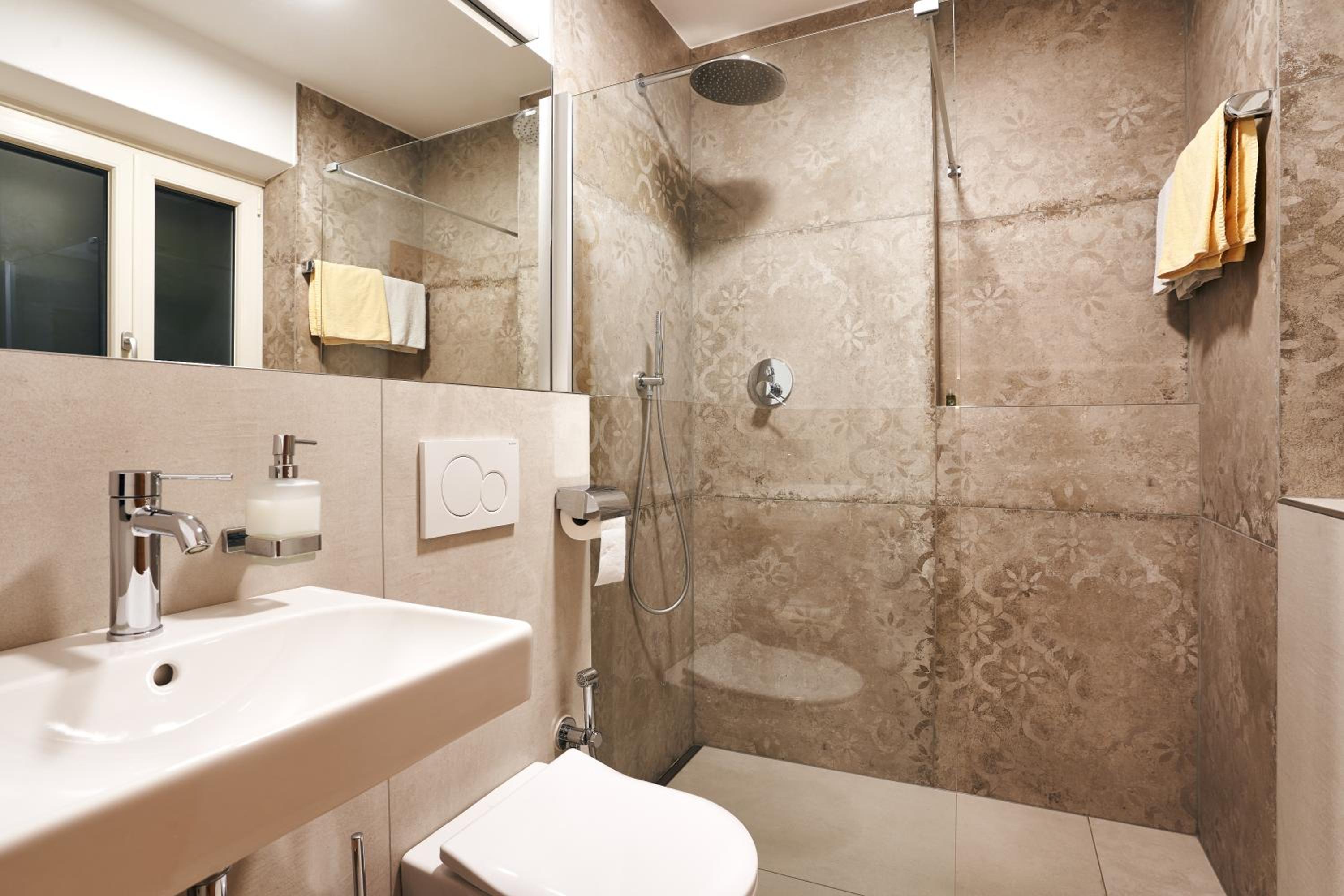 Deluxe Double Room with Balcony photo 2