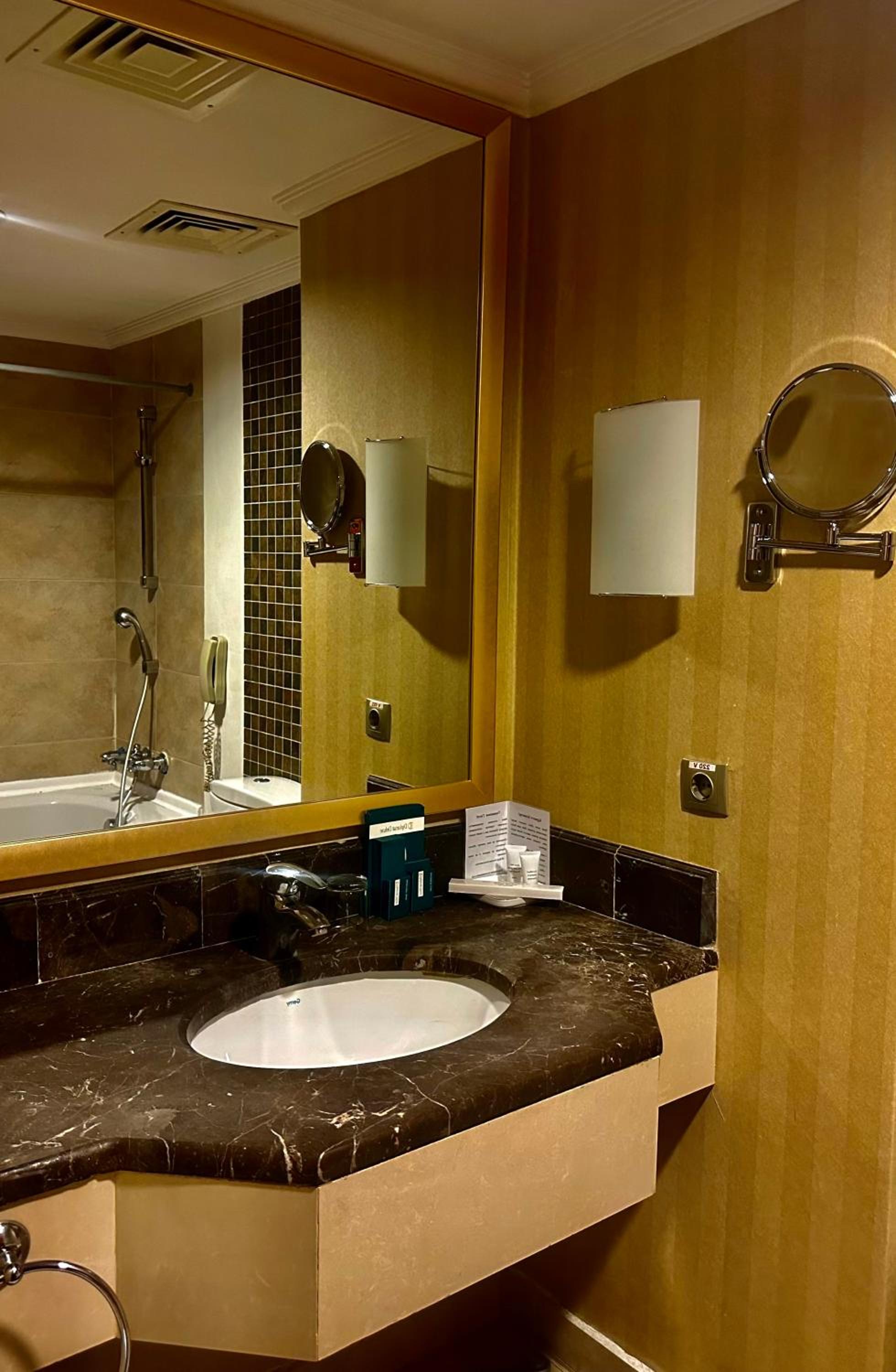 Standard Twin Room with City View - Photo 2