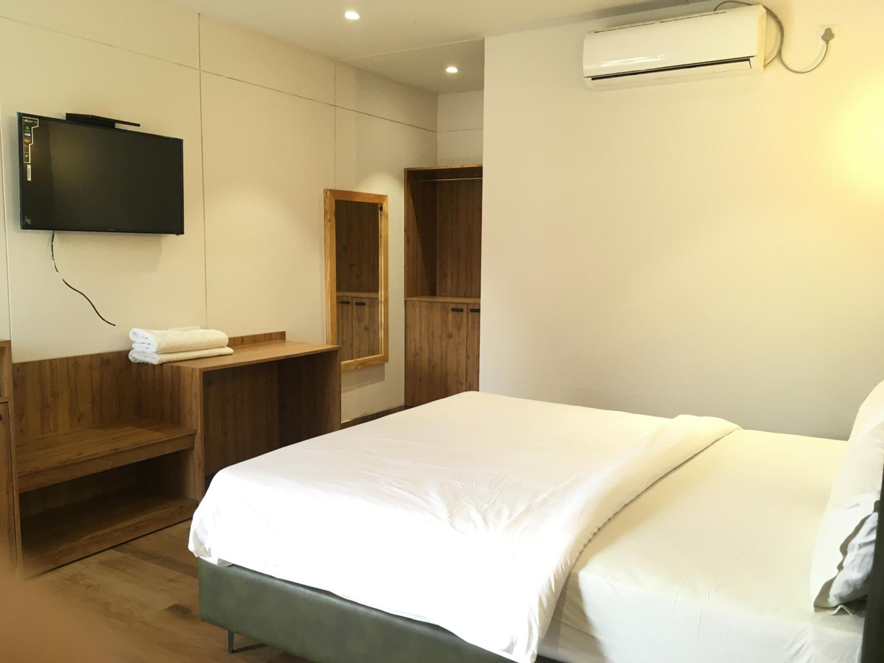 Cottage Room - Photo 13