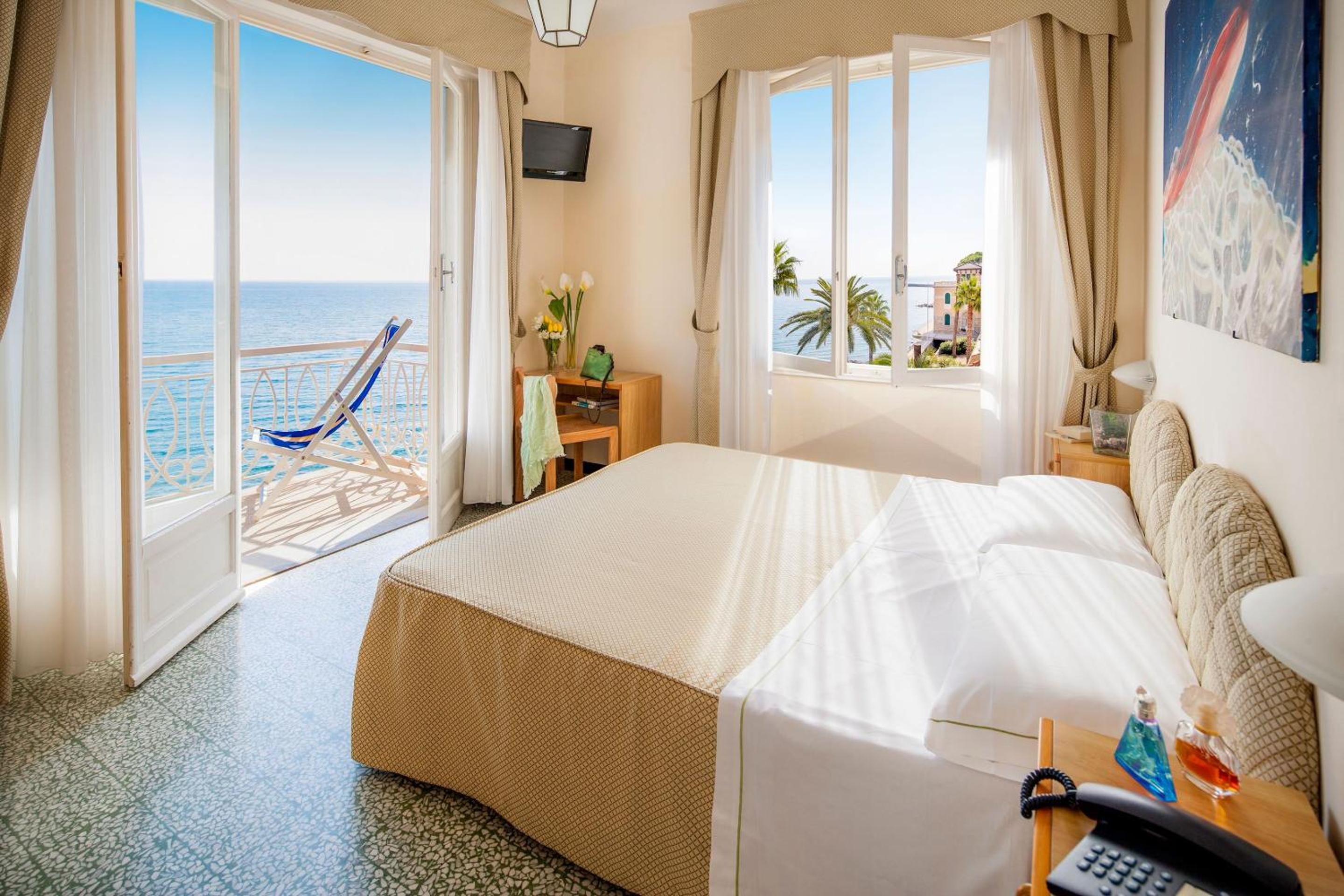 Deluxe Double Room with Sea View - Photo 6