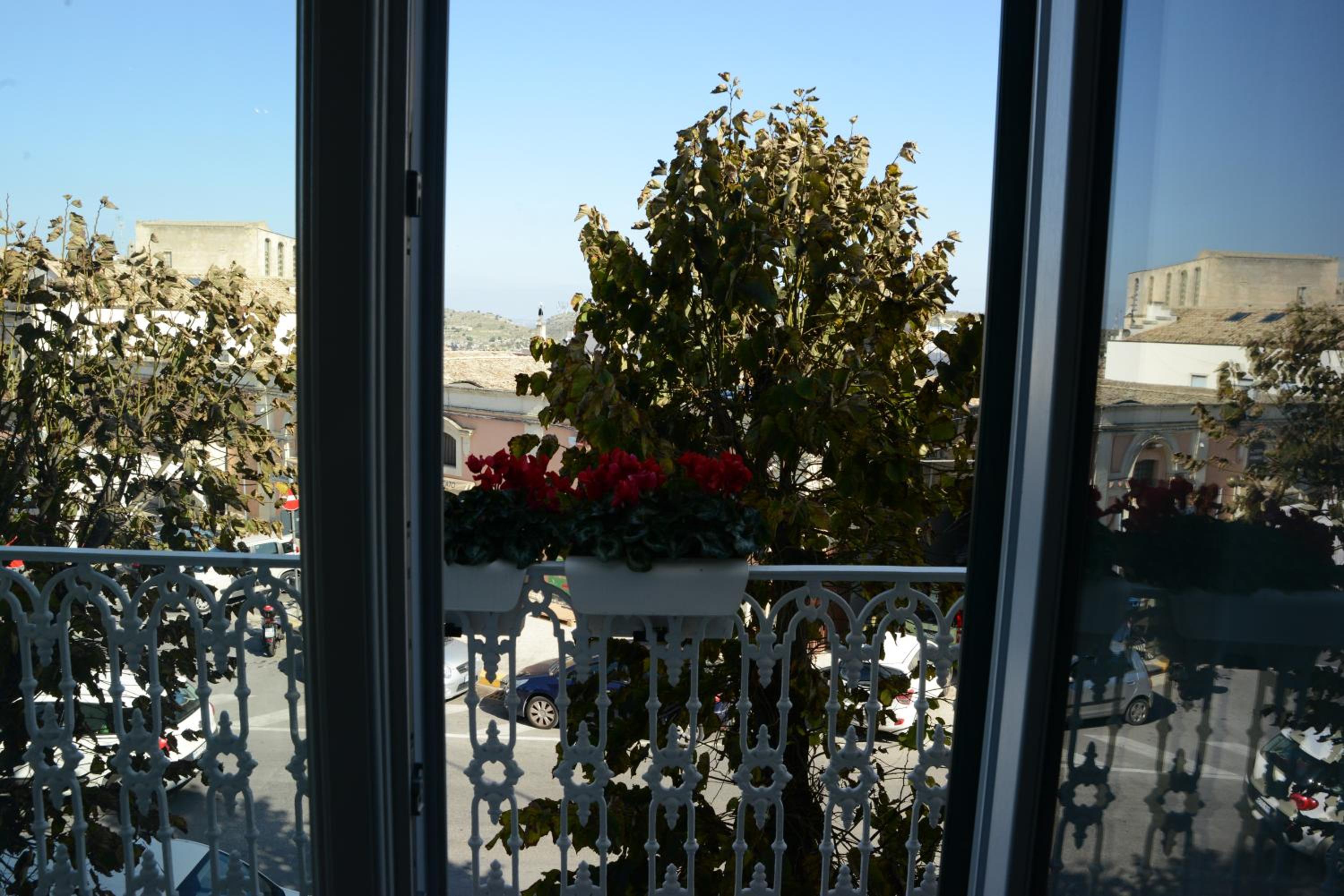Deluxe Suite - Photo 6