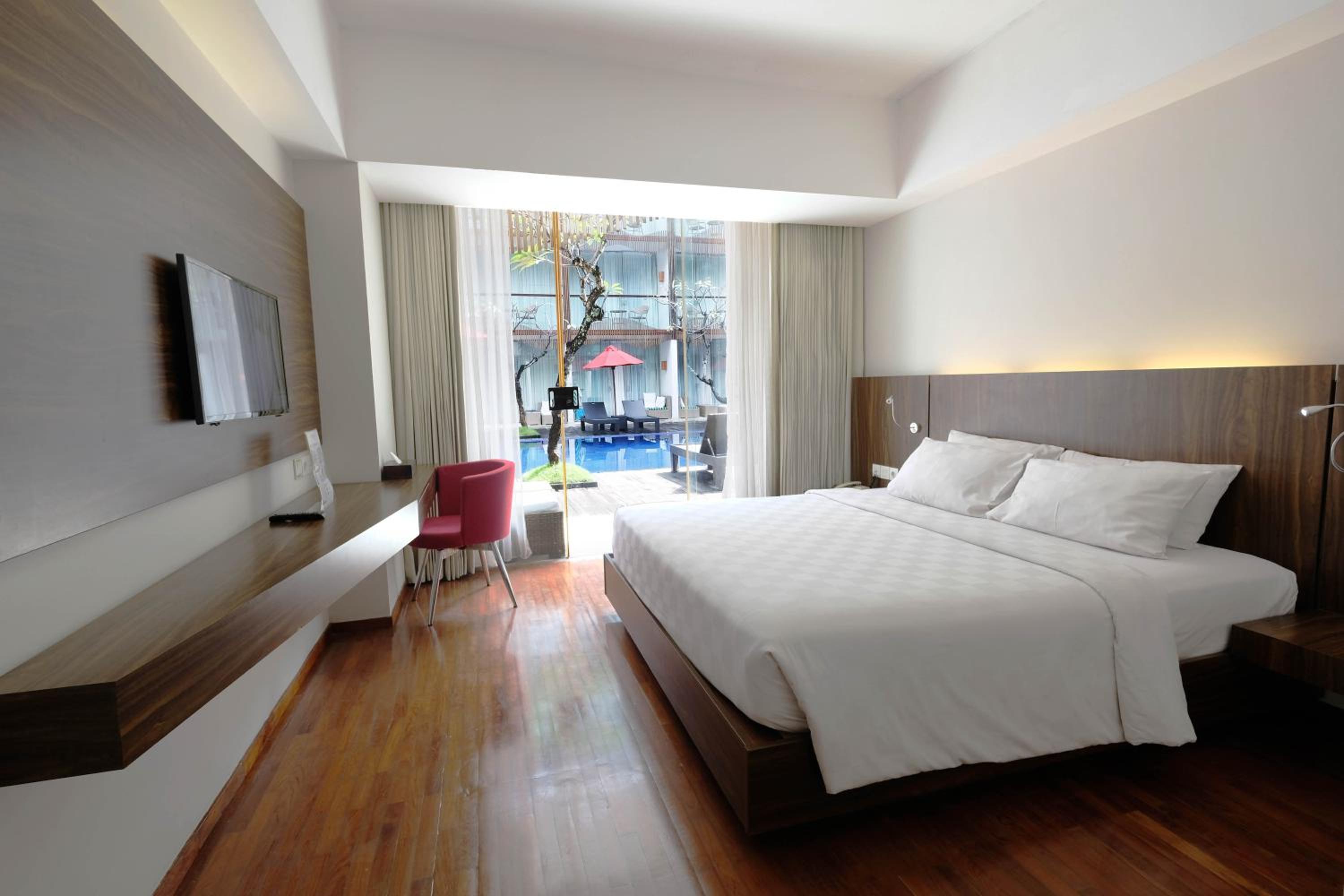 Deluxe Double or Twin Room with Pool Access photo 3