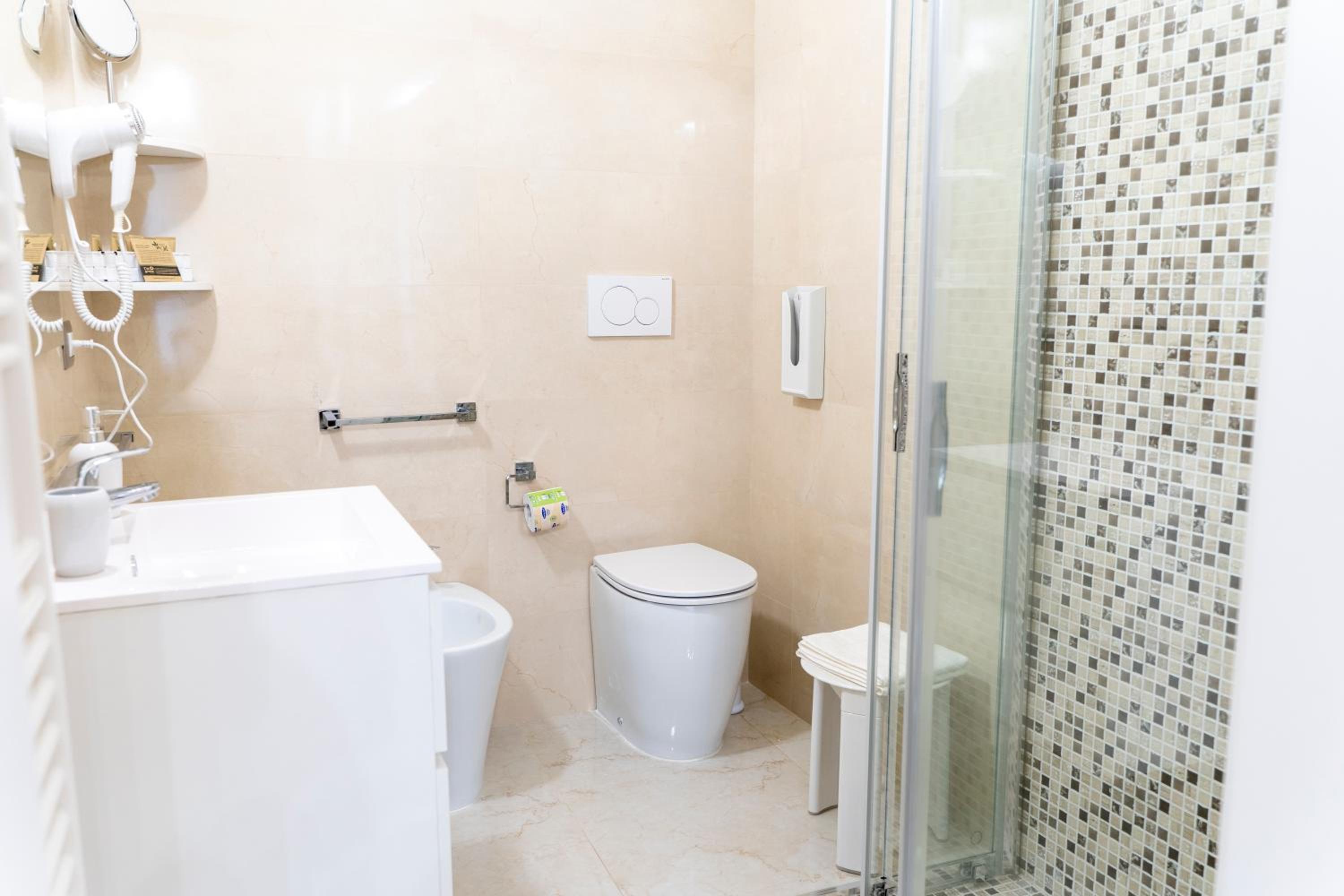 Double Room - Photo 7