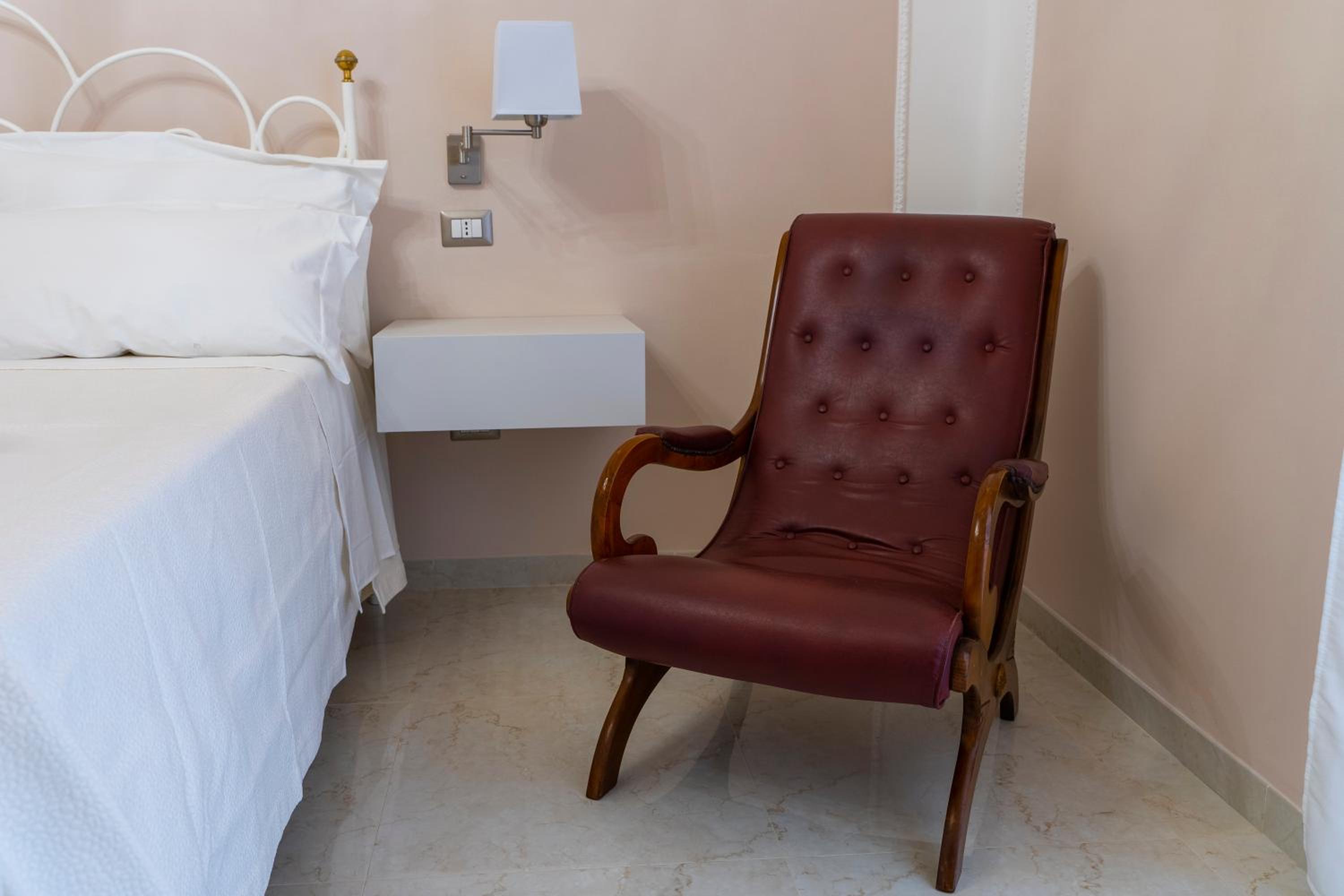 Double Room - Photo 9