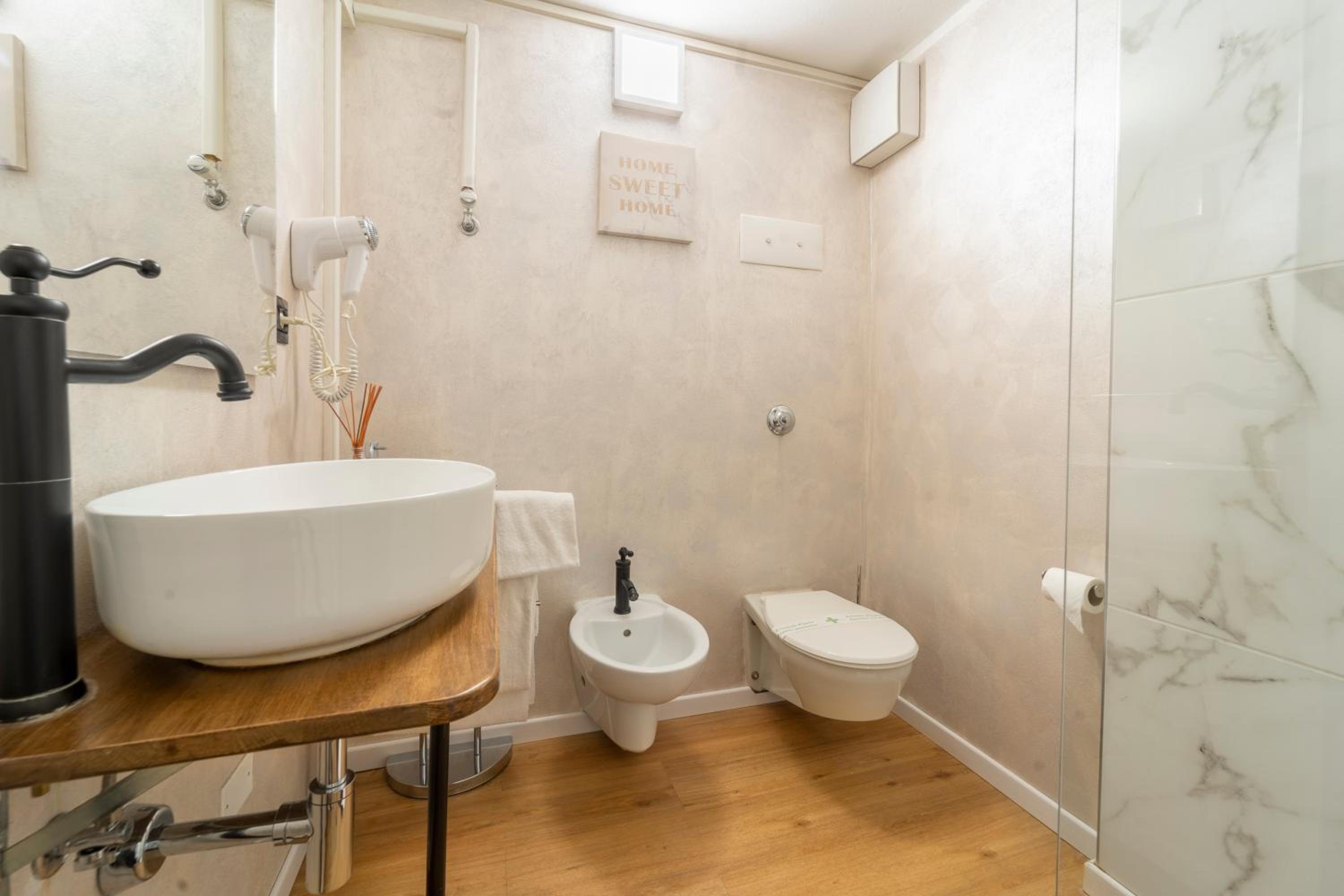 Small Double Room - Photo 5