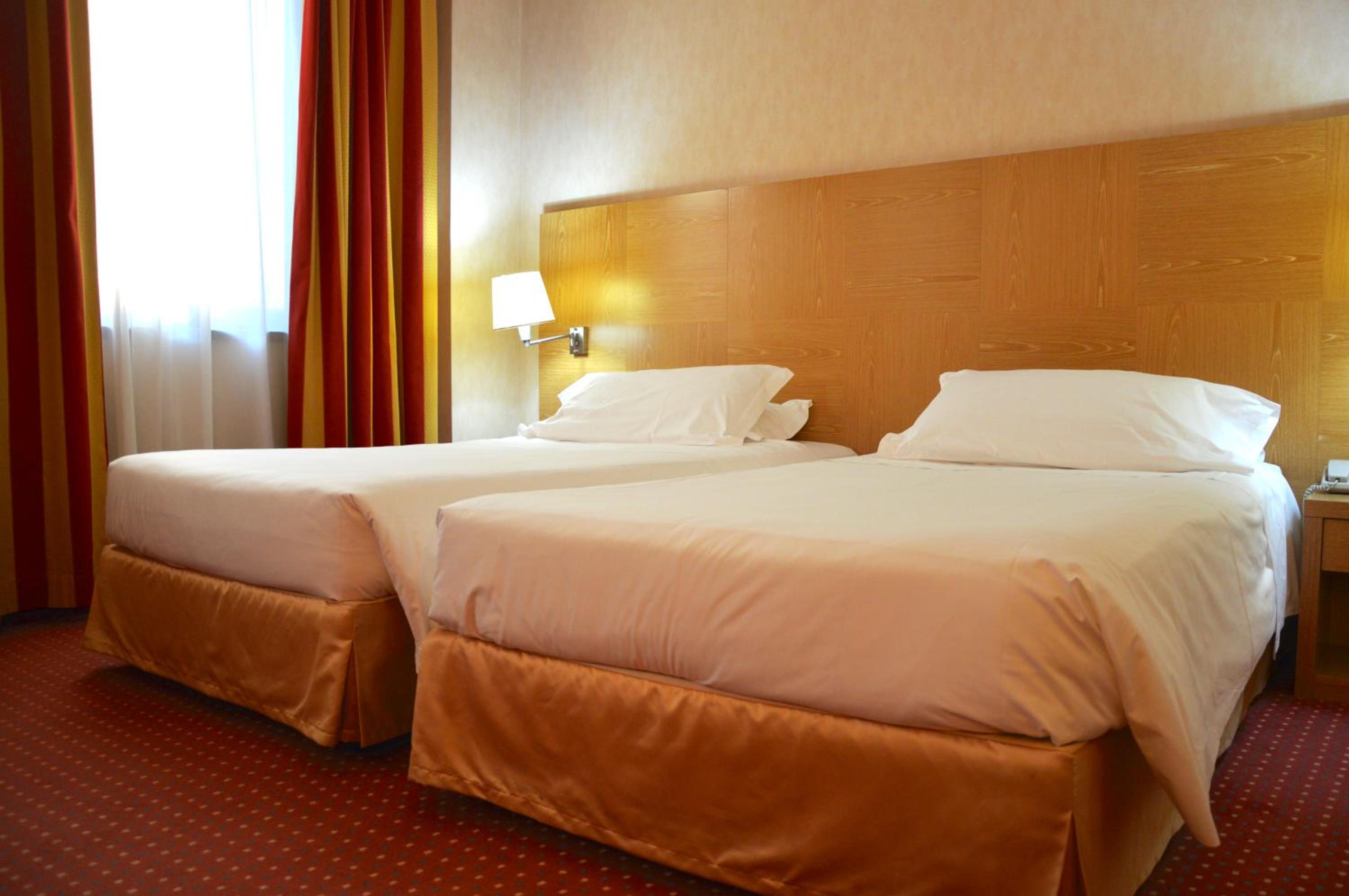 Standard Twin Room - Non-Smoking - Photo 5
