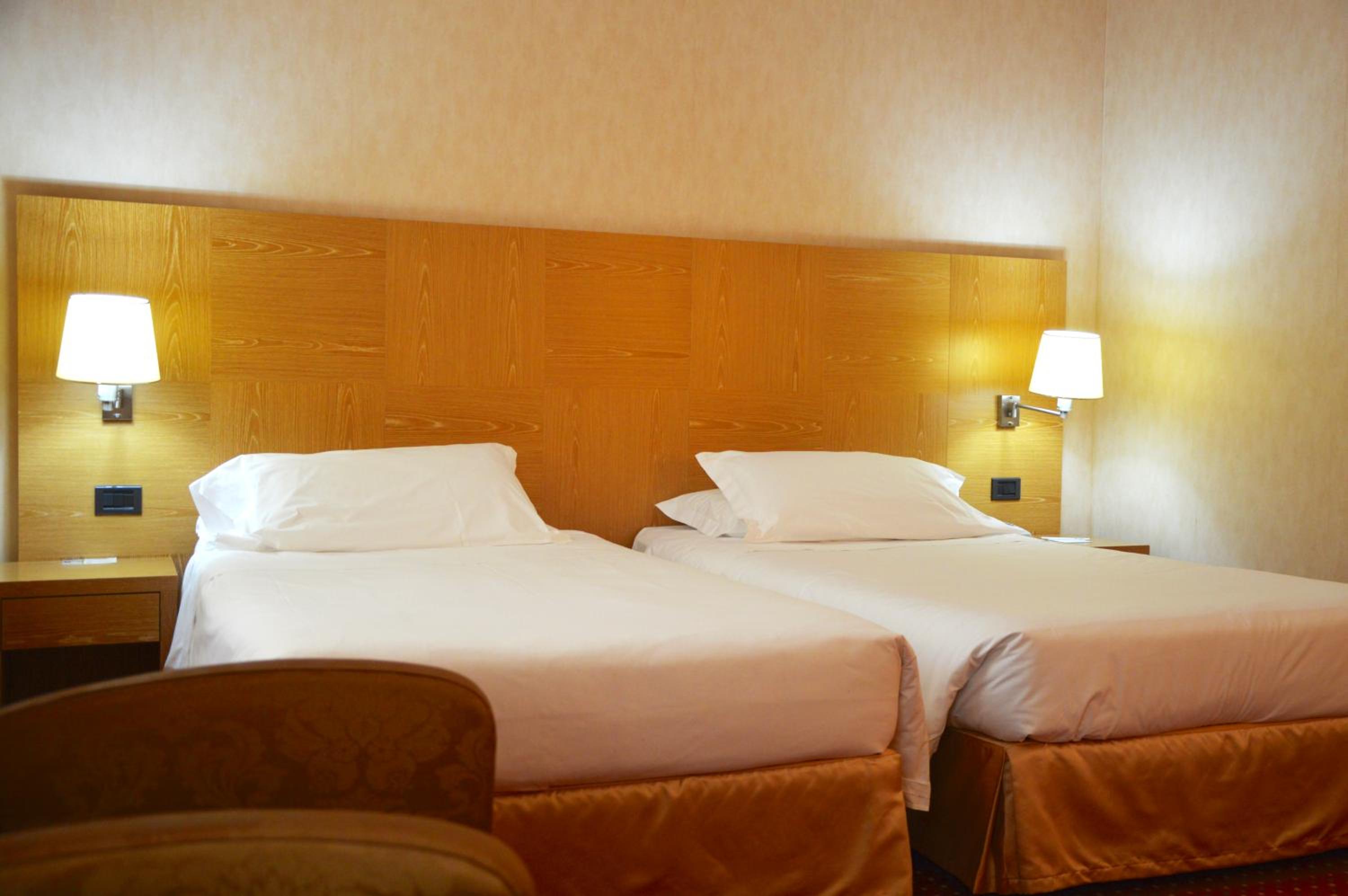 Standard Twin Room - Non-Smoking - Photo 2
