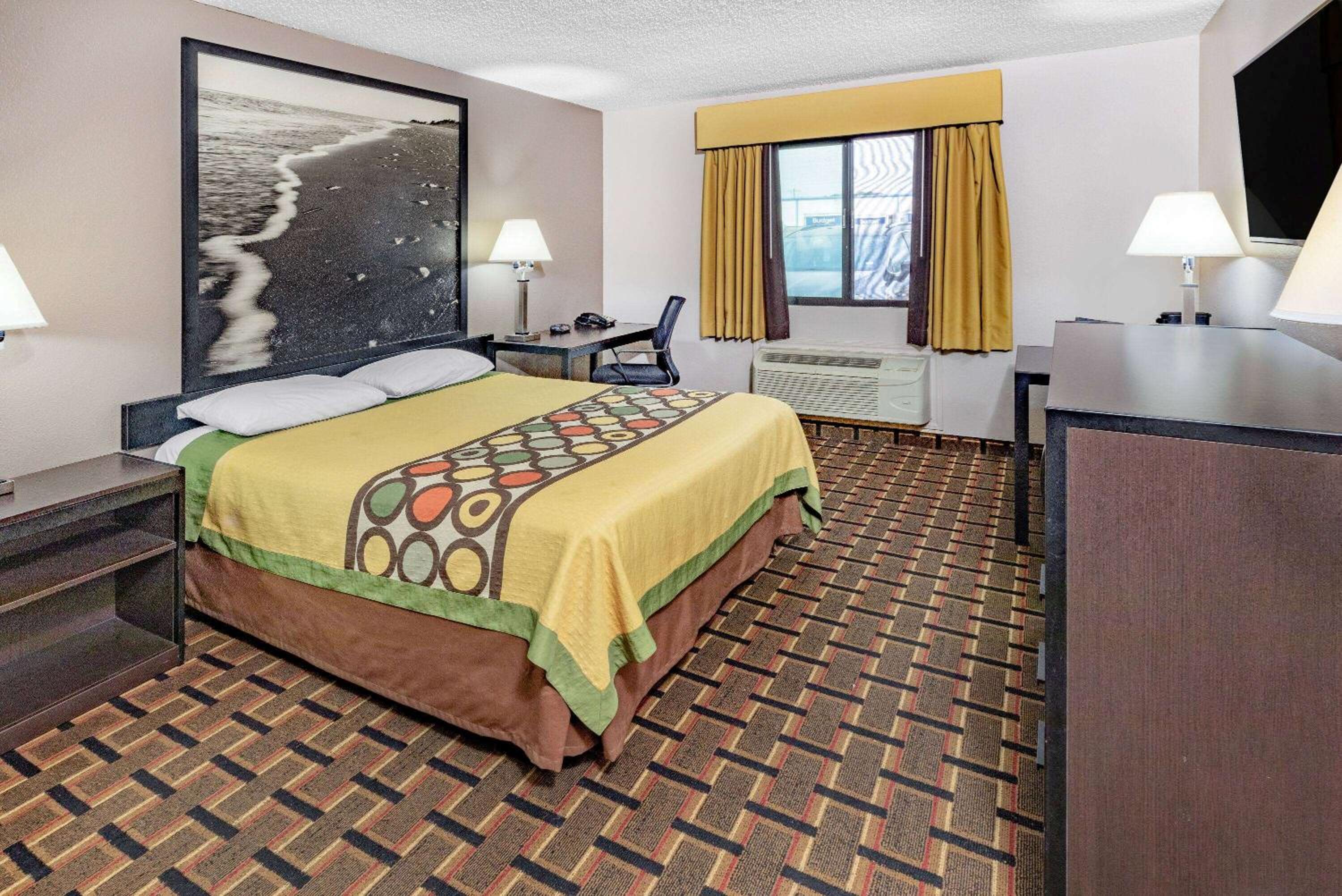 King Room - Non-Smoking - Photo 1