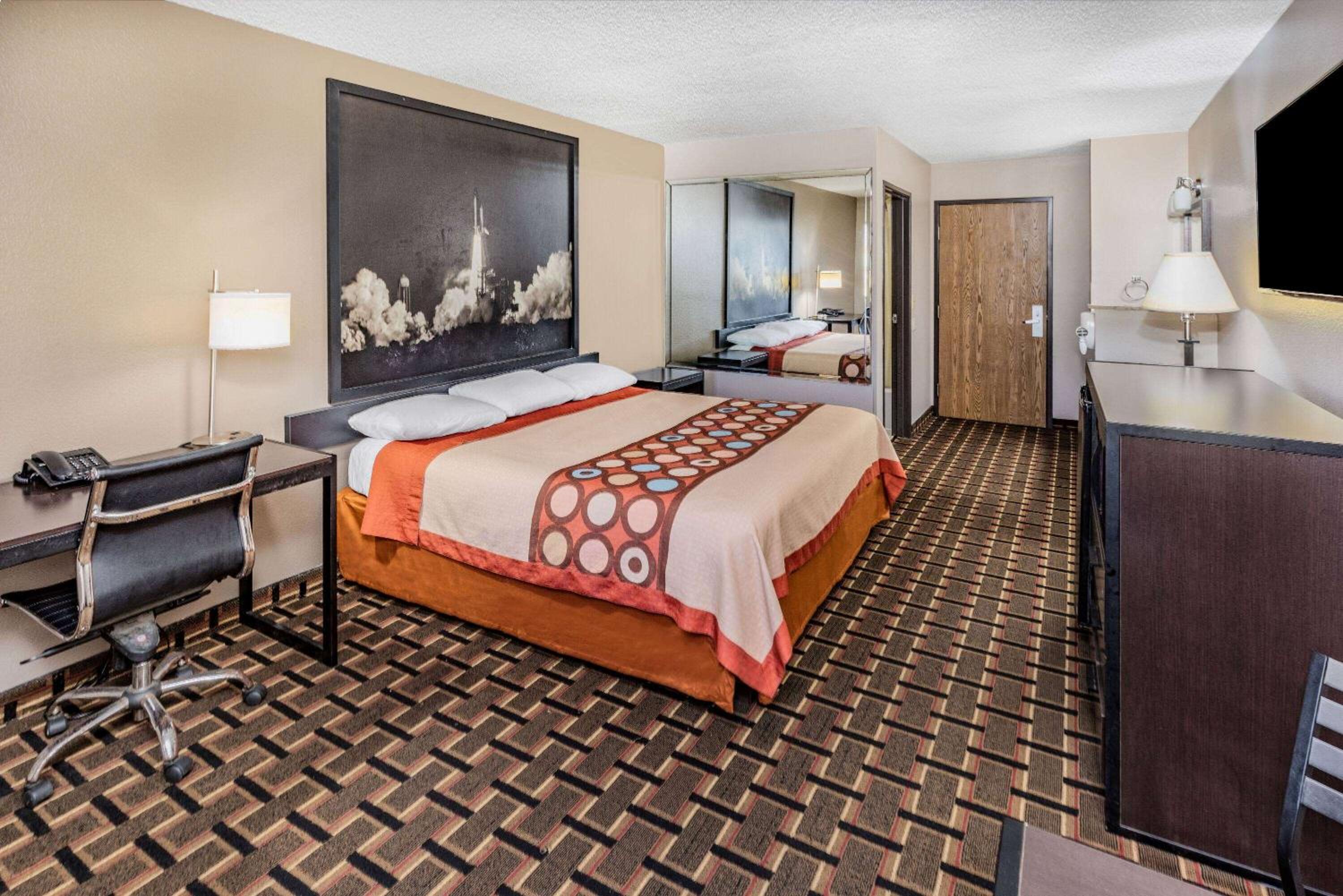 King Room - Non-Smoking - Photo 5