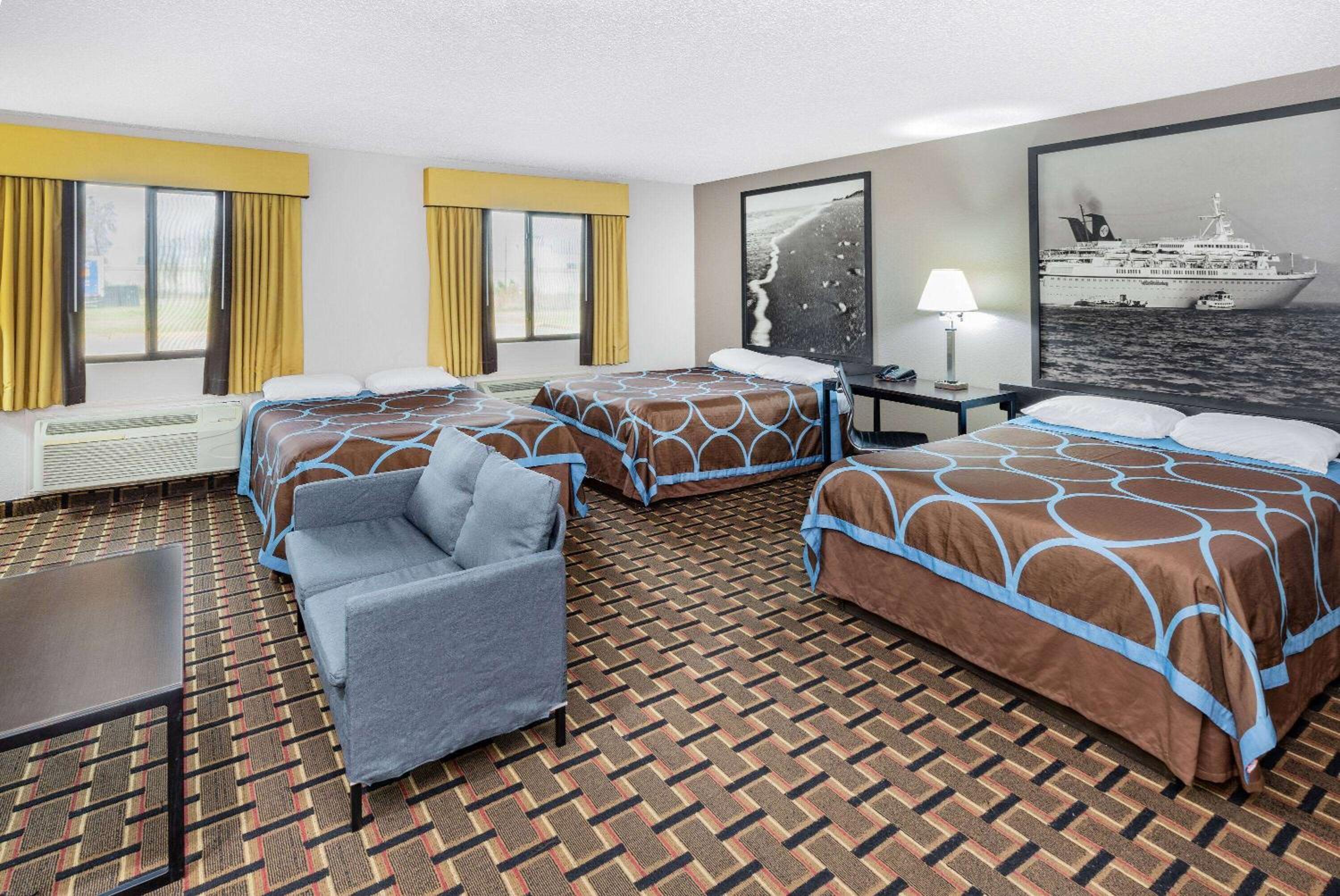Studio Suite with Three Queen Beds - Non-Smoking - Photo 4