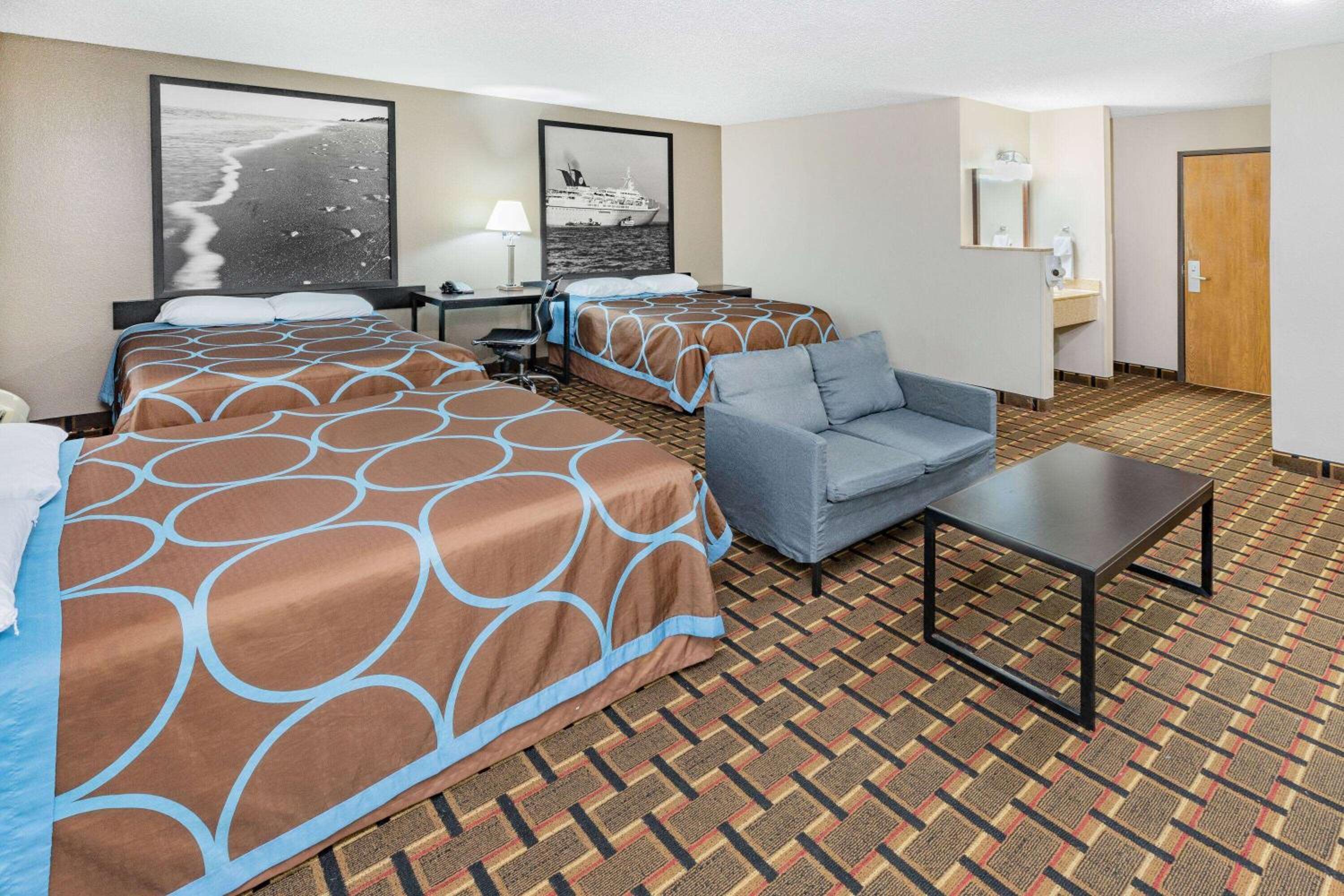 Studio Suite with Three Queen Beds - Non-Smoking - Photo 5