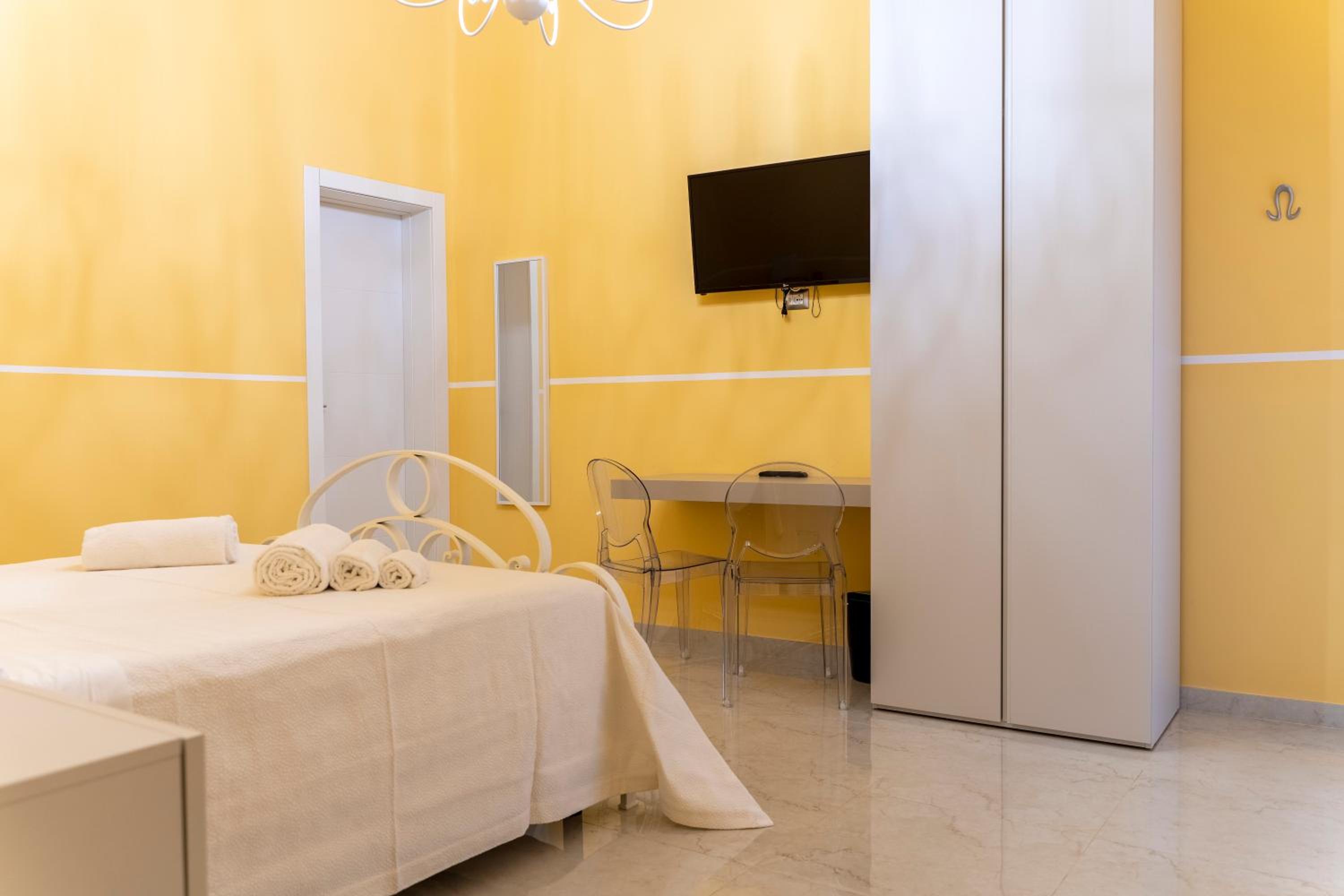 Standard Double Room - Photo 17